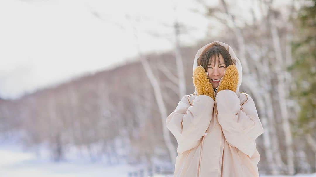 半崎美子さんのインスタグラム写真 - (半崎美子Instagram)「昨日、無事に43歳を迎えることができました！！ 北海道から上京し、17年の活動を経てデビューして6年。自分の中にたくさんの出会いや、声が蓄積されていることがこんなにも心強いとは。　　  大切な夢が一つの形になったこの年。  感謝と共にこの途をまた皆様と歩めますように。  渋谷でのFCライブについてはあらためて🎂」12月14日 14時05分 - yoshikohanzaki