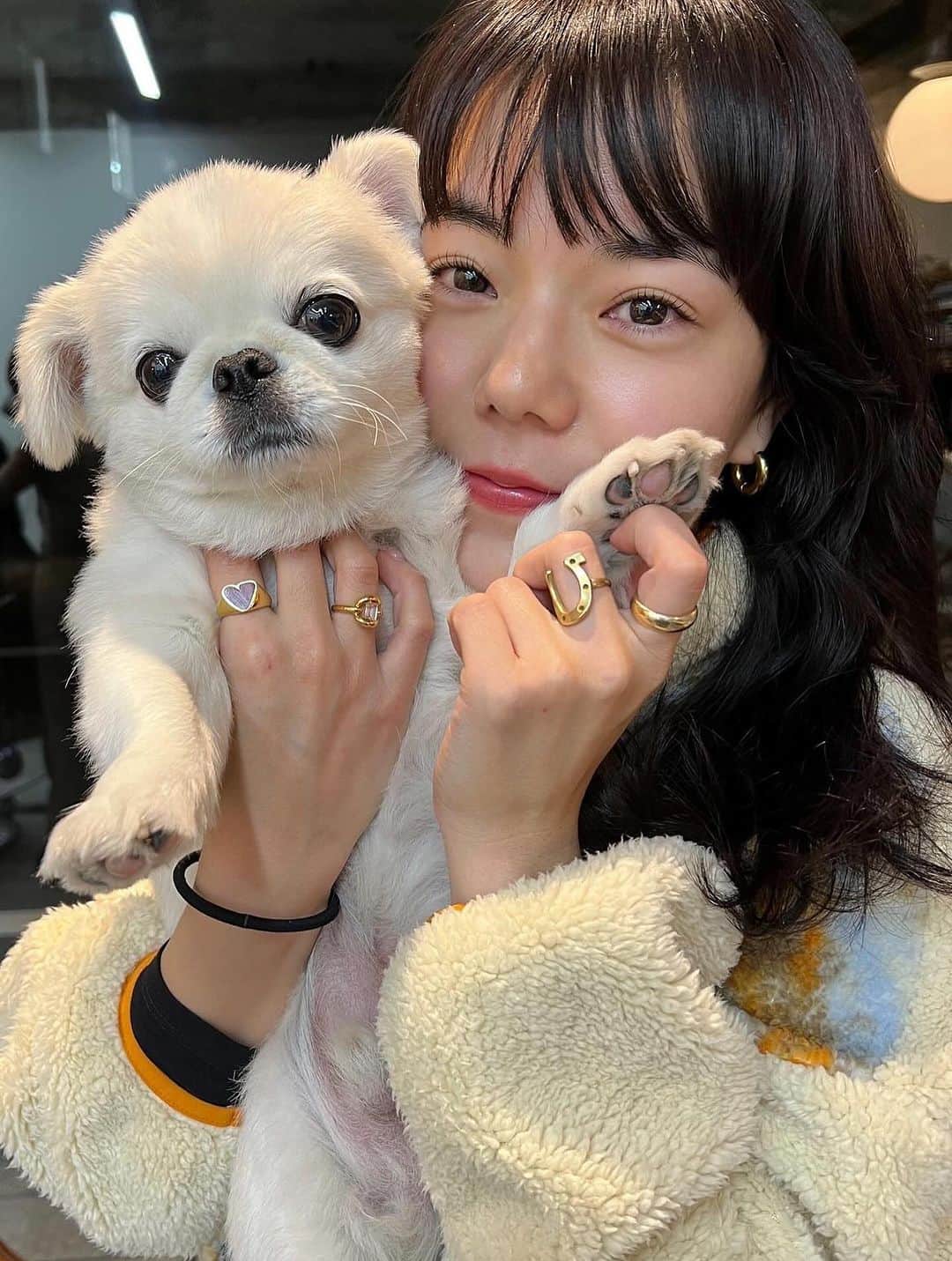 長澤メイのインスタグラム：「今年お世話になりました😹🙏🏼💕 えりちゃんおもちありがとう🩷  えりちゃんのマツパーは上手だから だいすき！🧚🏼✨✨ おもちはいつも癒してくれるからだいすき！ @gt_eyelash  @nogangan  @omochi_kun」