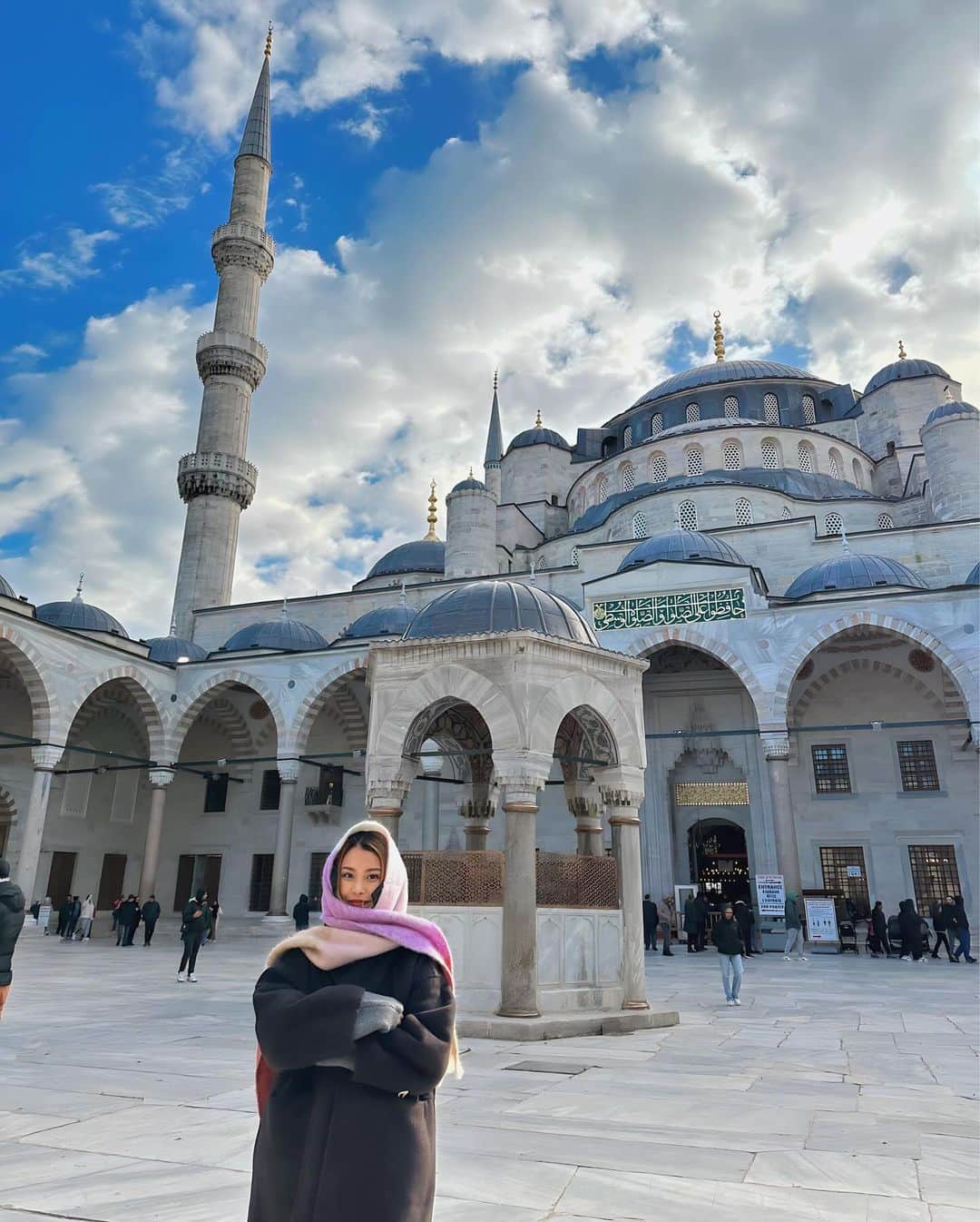 吉井香奈恵のインスタグラム：「Mosques in Turkey🕌  トルコのモスクはまた雰囲気違う〜🌙 ドバイの写真ばっかりあげてたのでトルコ写真も🇹🇷笑  _______________________________________ #turkey #mosque #trip #travel  #トルコ #トルコ旅行 #モスク #アヤソフィア  #海外旅行 #トラベラー #イスタンブール」