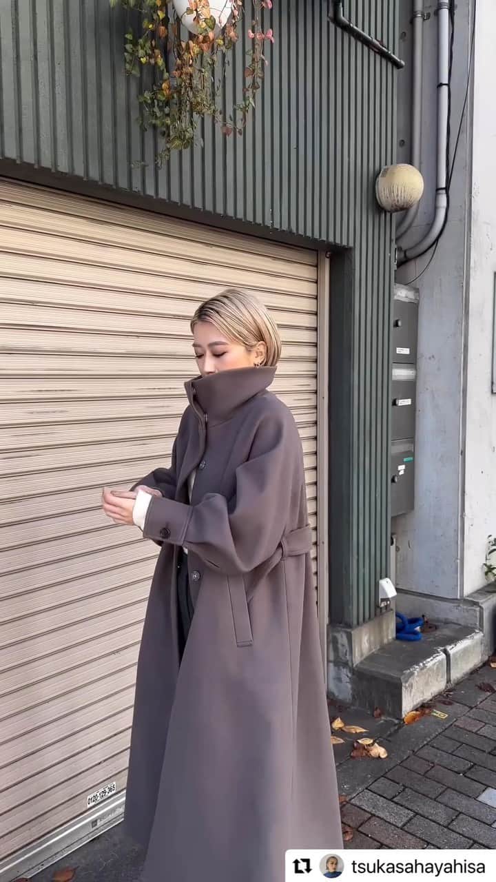 MURUAのインスタグラム：「@tsukasahayahisa  ・・・ 本日再入荷！ #スタンドカラーコート  シルエット重視の方はこのコートがおすすめ☺︎ スタンドネックなのもかわいい！  わたしは首元だけ留めるのが好きやなあ〜♡  ウール混ですが軽くて羽織りやすいのもうれしいね☺️ @tsukasahayahisa のTOPのURLから見てね✨  着用アイテムは商品タグ or TOPのURLからチェック ▶︎▶︎ @murua_by_staff   #murua #murua_snap #ootd #ootdfashion #coordinate #fashion #murua2023aw」
