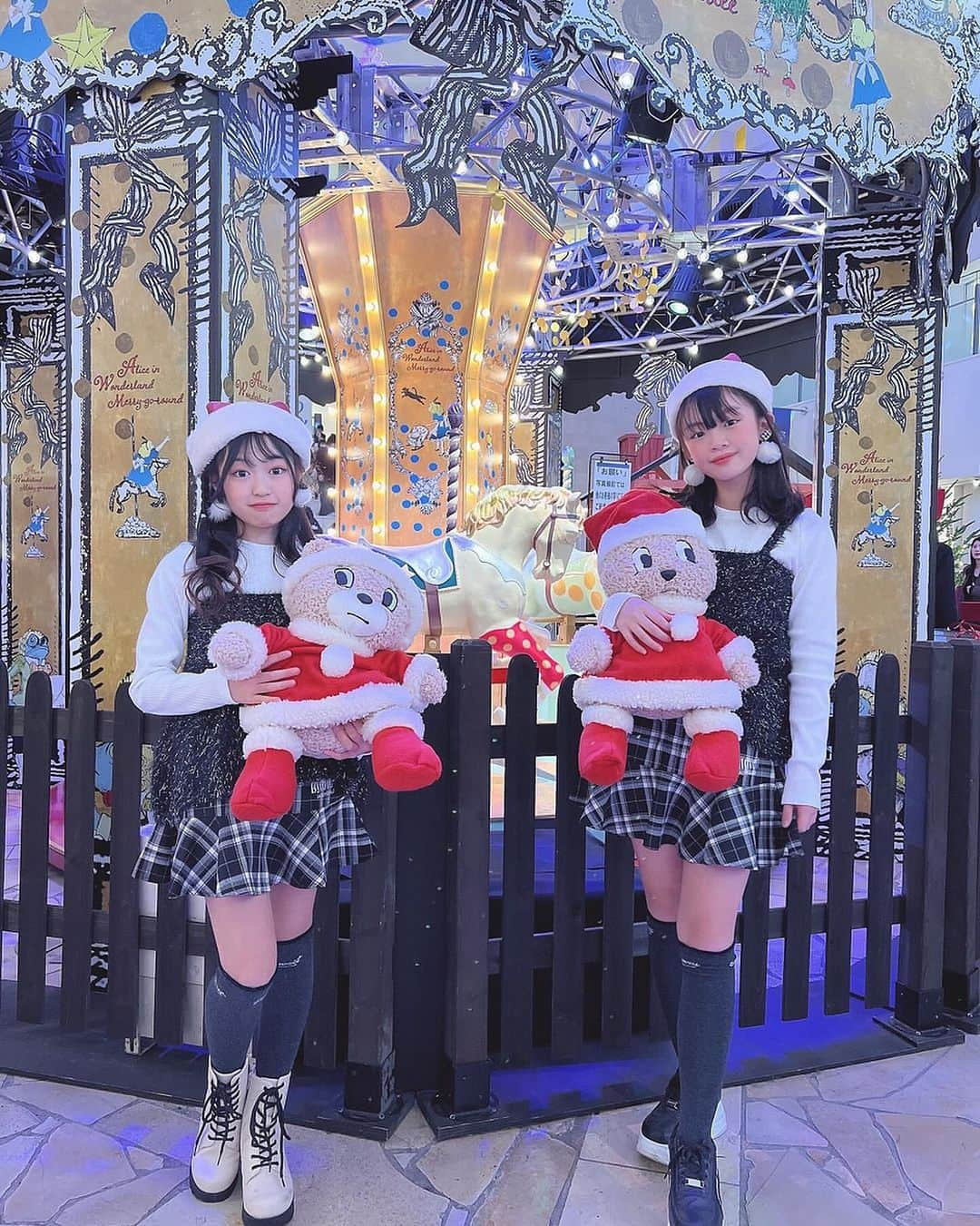 byLOVEiTさんのインスタグラム写真 - (byLOVEiTInstagram)「by LOVEiT♡ Merry Christmas🐻🐰🎄  りおゆあクリスマスツインズ♡ ラビ子&ビビと バイラビコーデでクリスマスマーケット！ ホリデーシーズンはキラキラで楽しいよね🎄🐻🐰✨  yuA @yua.n__n.234  js6 137cm / 140cm着用  Rio @rios.mam  js6 152cm/160cm着用  🐻🐰🍒  バイラビコーデ、かわいい♡と思ったら保存して、バイラビ欲しいモノリストをつくろ！  🩷🩷🩷  @byloveit_official プロフィールのURLからお買い物してね！  #byloveit #バイラビット #バイラビインスタガール #小学生女子 #小学生コーデ #小学生ファッション  #小学生ママと繋がりたい #キッズコーデ女の子 #こどもふく  #js6 #js5 #js4 #js3 #js2 #js1 #160cm #150cm #140cm #130cm #120cm #うめだ阪急　#博多阪急  #ナルミヤオンライン　#zozotown   @narumiyaonline_official」12月14日 14時34分 - byloveit_official