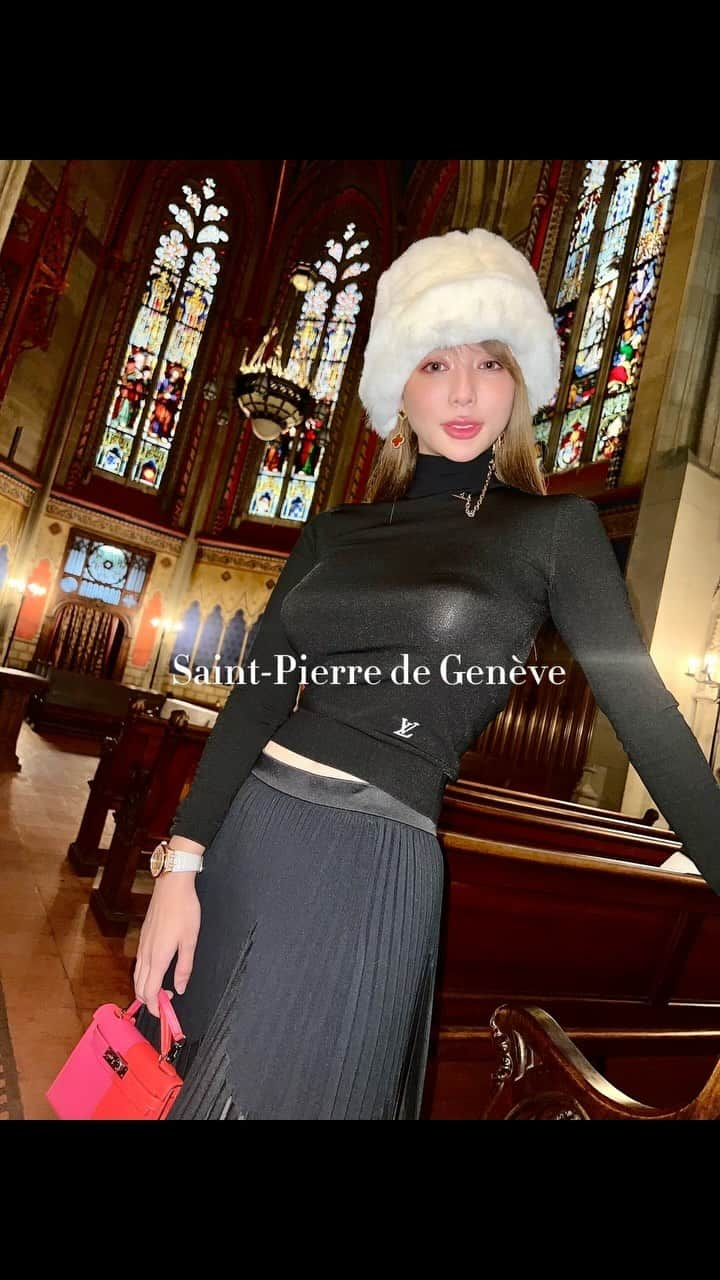 濱野りれのインスタグラム：「Me in Genève!! Pont du Mont-Blanc, Swiss chocolate, Saint-Pierre de Genève, Shopping and Stayng lovely hotel "Four Seasons". And also sweet memories of Hermes🤭 Enjoying the last town of this tirip to the fullest!  最後の町はジュネーブ🇨🇭シティに来ましたよ💁‍♀️❤️ モンブラン橋渡って大噴水見て、スイスチョコレート買って サンピエール大聖堂行ってランチして、買い物してホテルにチェックイン✔︎ ジュネーブ観光一日に詰め込みすぎて動画にしました💁‍♀️ どこが一番気になったかな？コメントで教えてね🦢❤︎  #switzerland #genève #geneva #スイス #ジュネーブ」