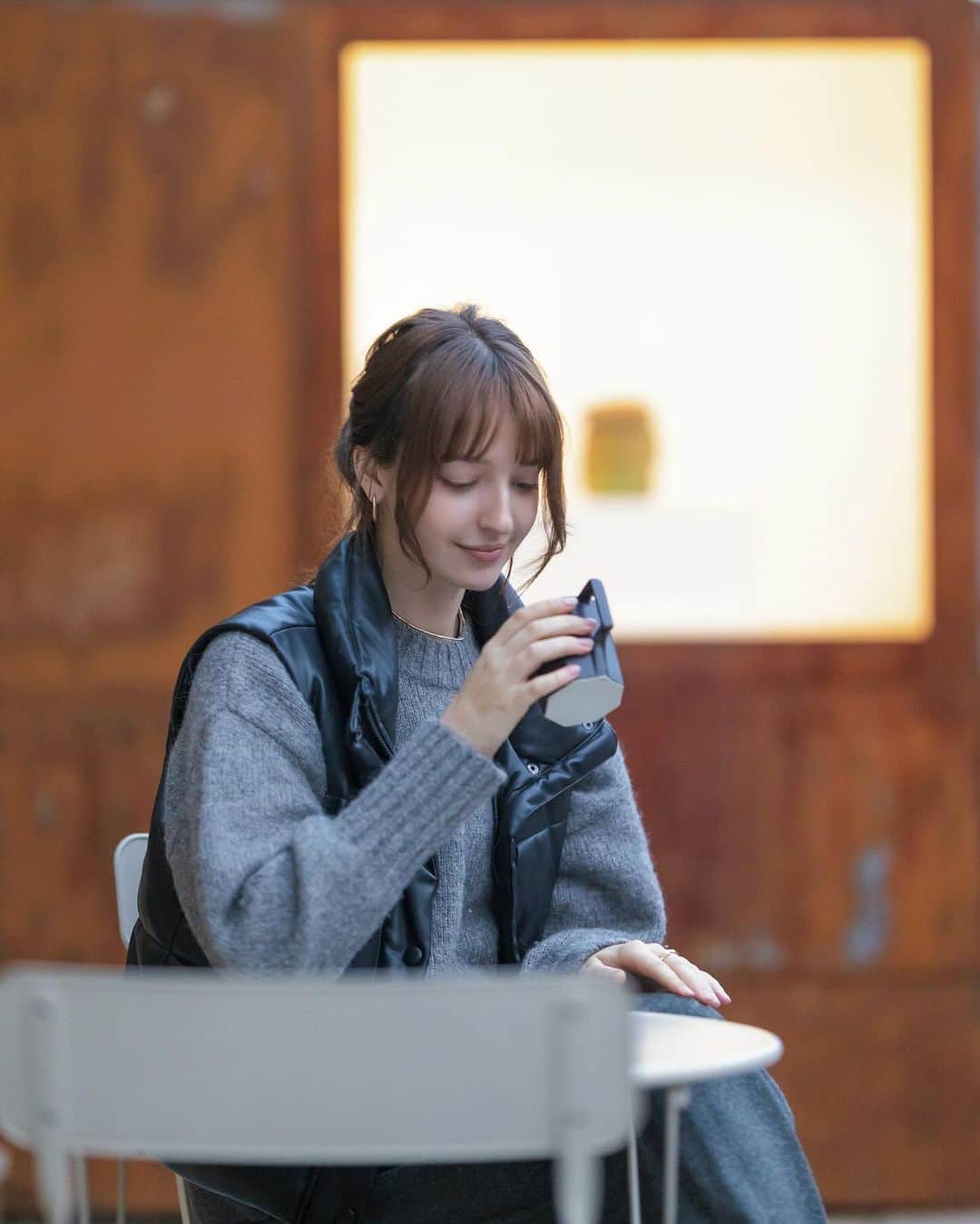 アンジェリーナ・ダニロヴァのインスタグラム：「12월. 첫 물레 경험 도자기 수업. 삼청동에서 따뜻한 겨울 데이트 with my soul 🦢 @annalauren_lee   The day was a pure meditation.  I love working and observing natural elements. I’ve had clay classes at my art school growing up and have taken several hand building lessons before. But this was different. This was a true form of therapy.  Warm sunlit space, pliant chunk of cold clay, firm hands and a pedal. This much and a split second to consider my new life as a pottery maker.」