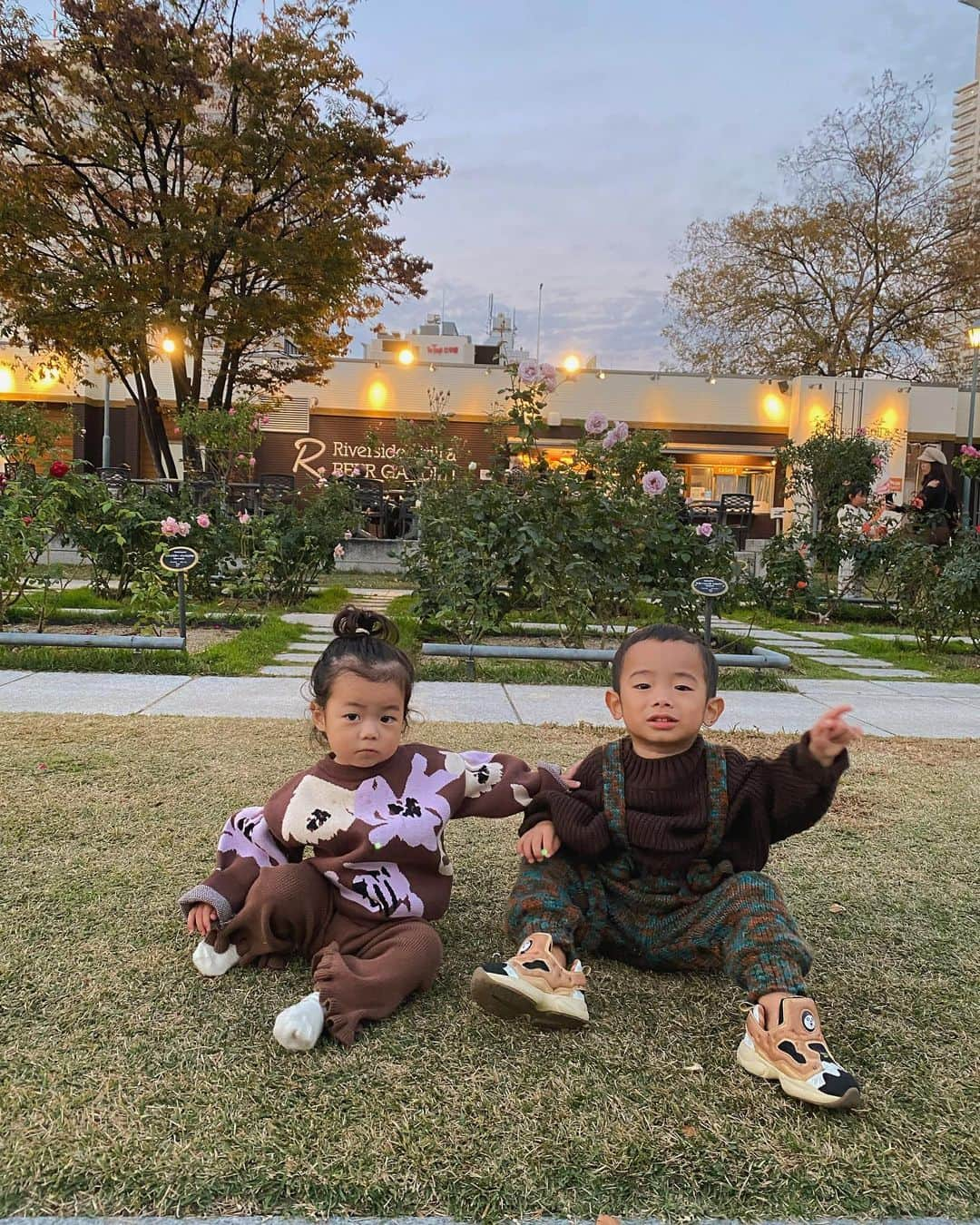 鬼辻麻衣さんのインスタグラム写真 - (鬼辻麻衣Instagram)「🧧  気付けばもうすぐお正月、、！！ 今年もギリギリになってしまいましたが @sumaho_nenga で年賀状を作りました🍊  写真は、この前の紅葉でのツーショットに👦🏻👧🏻 それぞれの写真はたくさん撮ってるけど、 兄妹揃った写真は意外と少なかった🥹  年賀状を作るようになってからは スマホで写真年賀状アプリを使っているから 去年とか一昨年に作った履歴が残ってて、 👶の頃の写真に癒された🤣💓  今年はシンプルなデザインと、 手作り感あるデザインを試しに作ってみました😍 他にも可愛いデザインが沢山ありましたよ✨✨  滑り込みで年賀状作る方、、 印刷代が10%オフになるクーポンがあるので 是非使ってください🫶 【pr24473】  #スマホで写真年賀状　#年賀状」12月14日 14時42分 - kitsumai