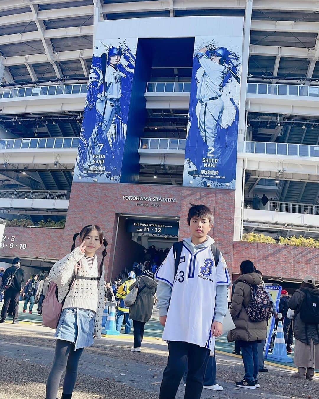 大西宏明さんのインスタグラム写真 - (大西宏明Instagram)「#ハマスタドリームマッチ   試合終わりに家族もグラウンドに⭐️  元パパの職場のセンターのポジションでパシャリ📸  いつかは貴方もここでプレーできるのかな？？？ それともLAでプレーしますか？^_^  子供達の前で大歓声の中ハマスタでプレーできた事に感謝します✨✨  I☆YOKOHAMA  最後の写真は久しぶりのジェニーちゃん😂  #横浜ベイスターズ #横浜スタジアム @baystars_official  #yokohamastadium45thdreammatch  #横浜denaベイスターズ  #ハマスタ #野球 #横浜 #yokohama  #桑原義行 #ジェニーちゃん #息子 #娘 #家族 #パパの野球姿 #感謝 #中華街 #筒香嘉智  #ユニフォーム #スタジアム #興奮 #野球好きな人と繋がりたい  #smile #ほなっ！！」12月14日 14時45分 - ohnishi_hiroaki_0428