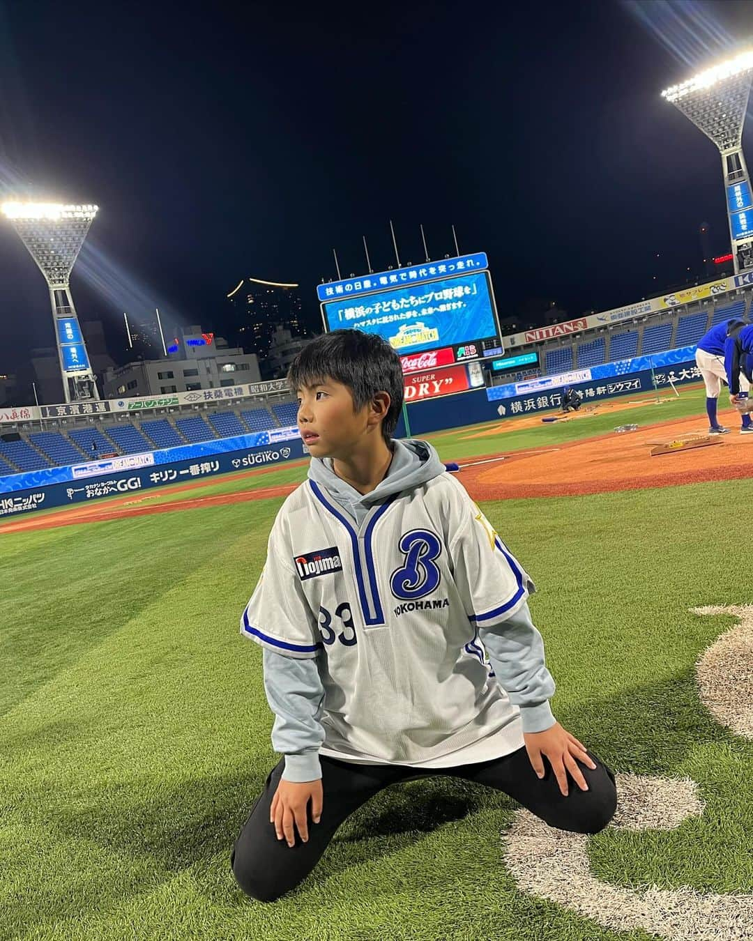 大西宏明さんのインスタグラム写真 - (大西宏明Instagram)「#ハマスタドリームマッチ   試合終わりに家族もグラウンドに⭐️  元パパの職場のセンターのポジションでパシャリ📸  いつかは貴方もここでプレーできるのかな？？？ それともLAでプレーしますか？^_^  子供達の前で大歓声の中ハマスタでプレーできた事に感謝します✨✨  I☆YOKOHAMA  最後の写真は久しぶりのジェニーちゃん😂  #横浜ベイスターズ #横浜スタジアム @baystars_official  #yokohamastadium45thdreammatch  #横浜denaベイスターズ  #ハマスタ #野球 #横浜 #yokohama  #桑原義行 #ジェニーちゃん #息子 #娘 #家族 #パパの野球姿 #感謝 #中華街 #筒香嘉智  #ユニフォーム #スタジアム #興奮 #野球好きな人と繋がりたい  #smile #ほなっ！！」12月14日 14時45分 - ohnishi_hiroaki_0428