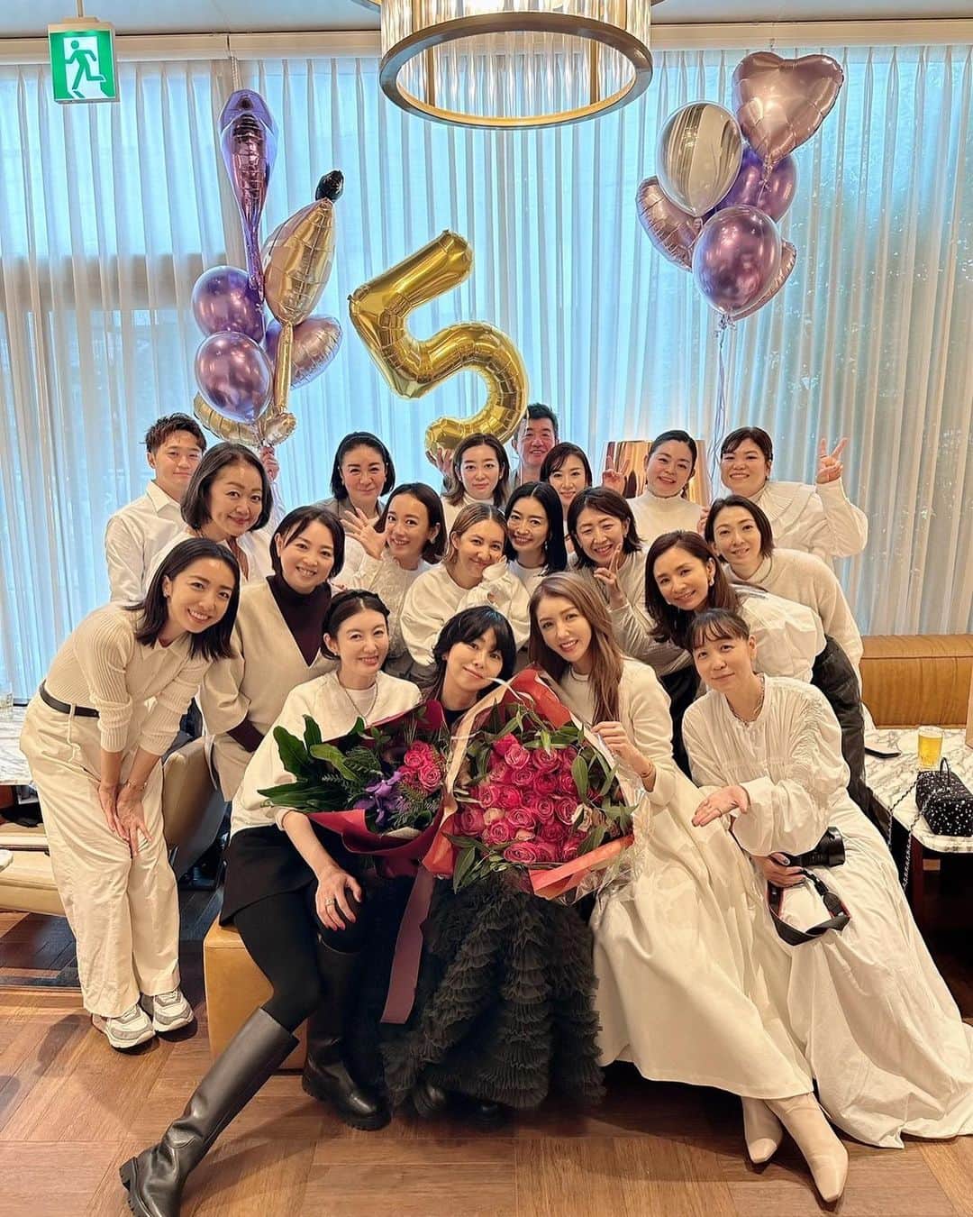 美香のインスタグラム：「せつこ💜 お誕生日おめでとう！！！  雑誌oggiやMISSで出会い早２０年以上。 本当長い付き合いだね☺️  サプライズ大成功。 緊張したぁ笑  @setsuko_sagittaire」