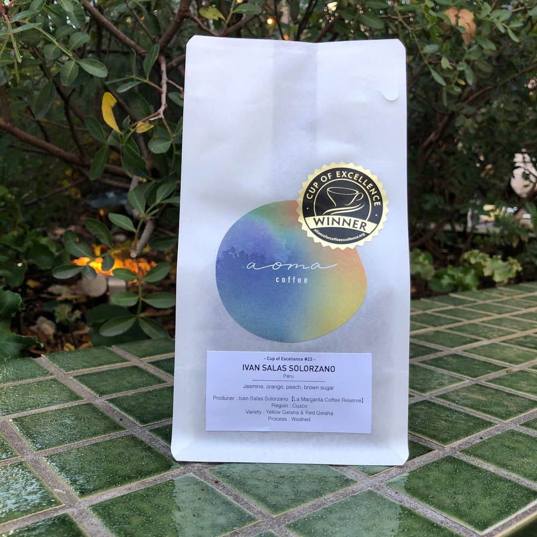 ABOUT LIFE COFFEE BREWERSさんのインスタグラム写真 - (ABOUT LIFE COFFEE BREWERSInstagram)「【ABOUT LIFE COFFEE BREWERS 渋谷一丁目】 Special beans arrived from our friendship roasters @aomacoffee @warmth_takasaki !!!🎁✨ These beans are serving filter coffee and retail bags. One of the gift for your friends and family and you.❤️👌  @aomacoffee  🇵🇪Peru COE #23  Ivan Salas Solorzano Yellow Geisha & Red Geisha Washed  @warmth_takasaki  🇾🇪Yemen Dhamar ANS Region SL-28 Natural  販売数が限定にはなりますが、特別なコーヒーをご用意しました！🎁✨ @aomacoffee よりペルーCOE#23 ゲイシャ ウォッシュトと @warmth_takasaki よりイエメン SL-28 ナチュラルの2つのコーヒーです！🇵🇪🇾🇪 どちらもユニークで豊かなフレーバーを感じられる素晴らしいコーヒーとなっております！ 店頭にてフィルター、豆販売共にお楽しみ頂けます！ お試し下さいー！✌️✨  🚴dogenzaka shop 9:00-18:00(weekday) 11:00-18:00(weekend and Holiday) 🌿shibuya 1chome shop 8:00-18:00  #aboutlifecoffeebrewers #aboutlifecoffeerewersshibuya #aboutlifecoffee #onibuscoffee #onibuscoffeenakameguro #onibuscoffeejiyugaoka #onibuscoffeenasu #akitocoffee  #stylecoffee #warmthcoffee #aomacoffee #specialtycoffee #tokyocoffee #tokyocafe #shibuya #tokyo」12月14日 14時58分 - aboutlifecoffeebrewers