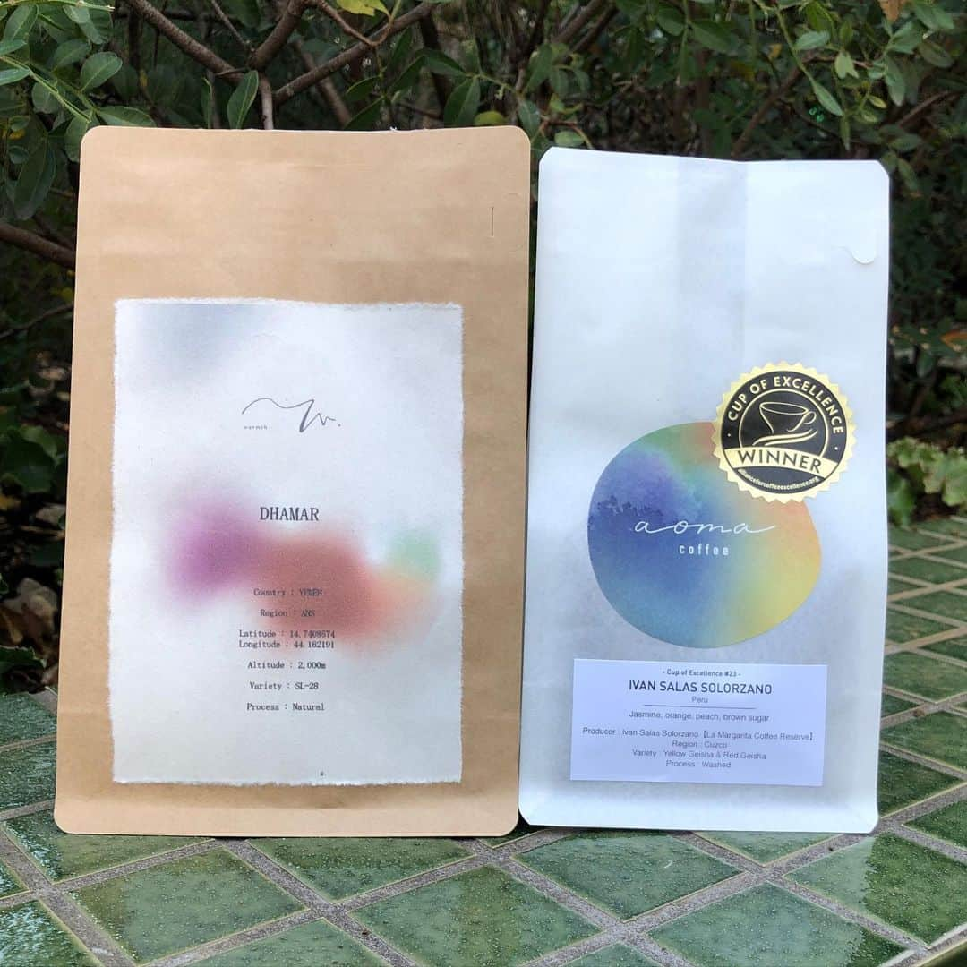 ABOUT LIFE COFFEE BREWERSのインスタグラム：「【ABOUT LIFE COFFEE BREWERS 渋谷一丁目】 Special beans arrived from our friendship roasters @aomacoffee @warmth_takasaki !!!🎁✨ These beans are serving filter coffee and retail bags. One of the gift for your friends and family and you.❤️👌  @aomacoffee  🇵🇪Peru COE #23  Ivan Salas Solorzano Yellow Geisha & Red Geisha Washed  @warmth_takasaki  🇾🇪Yemen Dhamar ANS Region SL-28 Natural  販売数が限定にはなりますが、特別なコーヒーをご用意しました！🎁✨ @aomacoffee よりペルーCOE#23 ゲイシャ ウォッシュトと @warmth_takasaki よりイエメン SL-28 ナチュラルの2つのコーヒーです！🇵🇪🇾🇪 どちらもユニークで豊かなフレーバーを感じられる素晴らしいコーヒーとなっております！ 店頭にてフィルター、豆販売共にお楽しみ頂けます！ お試し下さいー！✌️✨  🚴dogenzaka shop 9:00-18:00(weekday) 11:00-18:00(weekend and Holiday) 🌿shibuya 1chome shop 8:00-18:00  #aboutlifecoffeebrewers #aboutlifecoffeerewersshibuya #aboutlifecoffee #onibuscoffee #onibuscoffeenakameguro #onibuscoffeejiyugaoka #onibuscoffeenasu #akitocoffee  #stylecoffee #warmthcoffee #aomacoffee #specialtycoffee #tokyocoffee #tokyocafe #shibuya #tokyo」