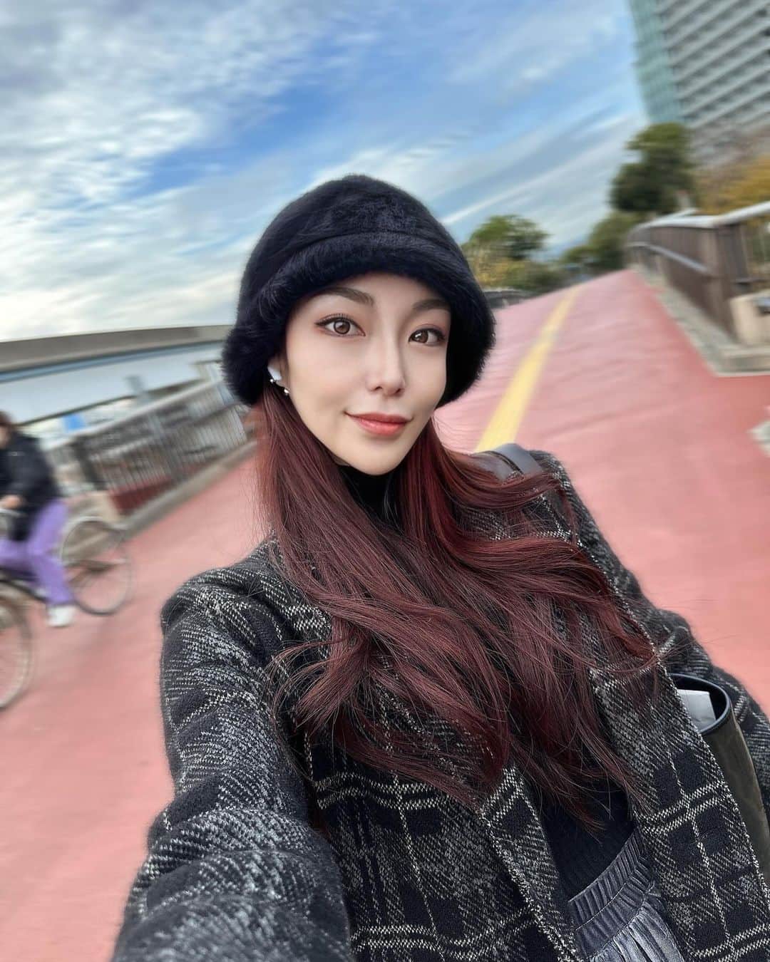 赤嶺紗羅のインスタグラム：「もう2023年も残り少し🤏 　 アンベリールでシンプルネイル💅に ナチュラルマツパ👀 @salon_embellir_714  @ciel.salon  　 髪は @yes_by_hair ✂️ 　 韓国🇰🇷で美容医療🩺肌管理もしたし 後は年末に @n.k_acp_mox  先生の美容鍼🪡で美容納め🫧 　 カラコン迷走中で裸眼やから 盛れるナチュラルコンタクト探し中👈」