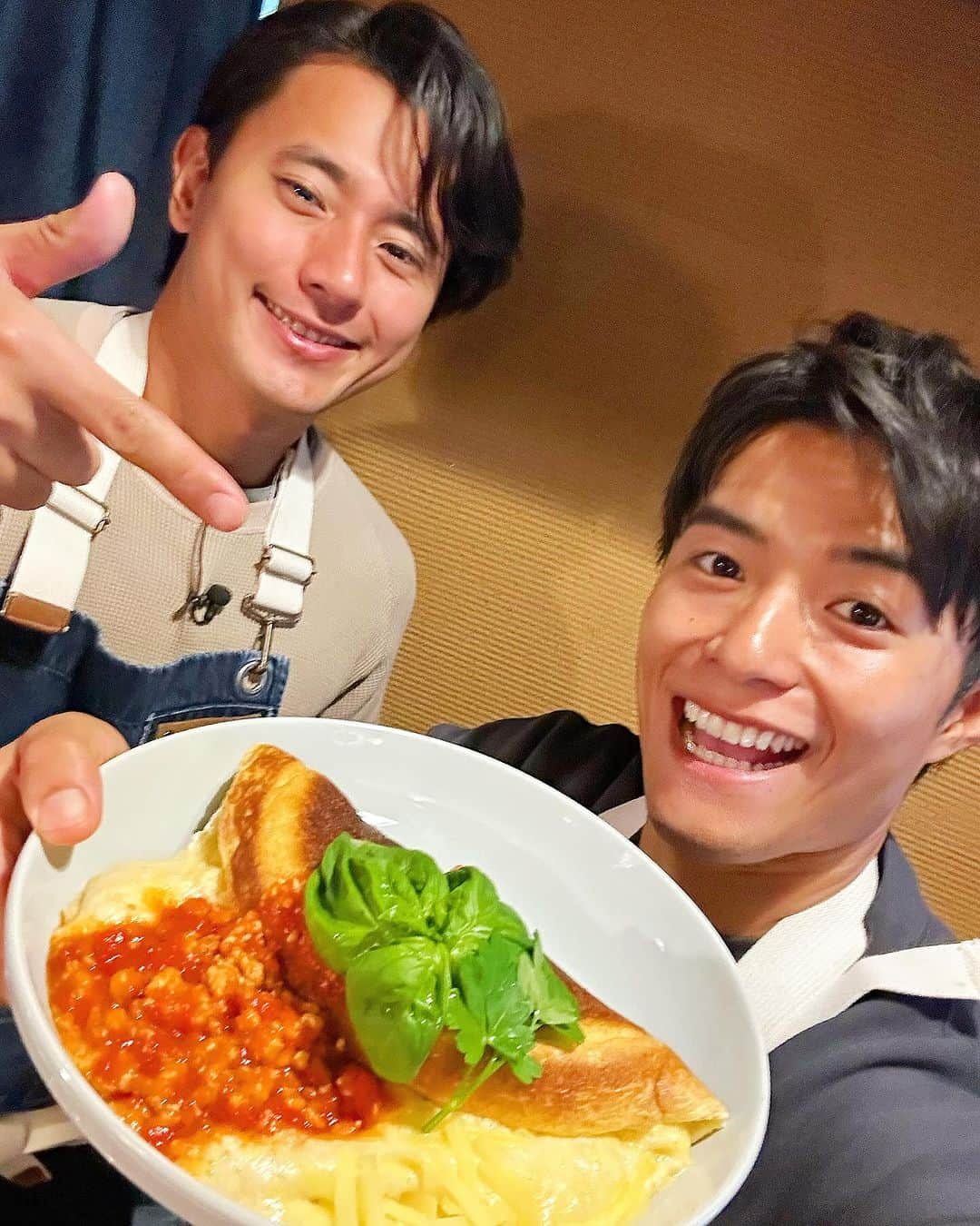 池田航さんのインスタグラム写真 - (池田航Instagram)「岡崎は自然薯の名産地🥔 このもちもち、ネバネバの自然薯で作るトロロは最高💓  スフレオムレツに大変身しました✨️  本日も #旅するエプロン 愛知編ご視聴ありがとうございます✨️ 最終日はずっと行ってみたかった岡崎市！  ☆自然薯のスフレオムレツ 大きなフライパンで自然薯と卵のふわふわで大きなオムレツをつくる スフレオムレツはフランスモンサンミッシェルの名物料理。 中には名古屋コーチンでつくったミートソースとチーズを入れて開けてトロっとソースの代わりになる  自然薯 100g 卵黄 1こ 卵白 2こ 塩 砂糖 小1 白コショウ 粉チーズ  名古屋コーチンのひき肉 100g トマト缶 1/2 シュレッドチーズ 蜂蜜 塩コショウ フレッシュバジル」12月14日 15時07分 - kohcooking