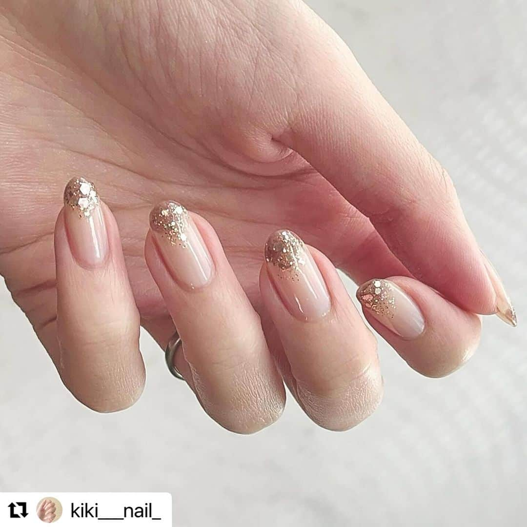 【PLANET NAIL（プラネット ネイル）】公式さんのインスタグラム写真 - (【PLANET NAIL（プラネット ネイル）】公式Instagram)「✰✰✰ ━━━━━━━━━ @kiki___nail_ さま♡  PLANETNAIL ラメネイル PLB17 運命の女神 を使ったゆびさきキラキラネイルデザインの ご紹介ありがとうございます😌🩷  一目みた瞬間から 『すき』って思わず伝えたくなっちゃう♡ シンプルなんだけど洗練されていて デザインも可愛い🩷 バランス最高だなって想いました♡  ぜひぜひみなさま まねっこしてみてください♡ ╍ ╍ ╍ ╍ ╍ ╍ ╍ ╍ ╍ ╍ ╍ ╍ ╍ ╍  . .  冬っぽくきらきらネイル❄︎  ▼使用ポリッシュ @planet.jp  運命の女神  @canmaketokyo  N71  @ducato_nail  N55  #セルフネイル #セルフネイル記録 #ポリッシュ #ポリッシュネイル #ネイル #シンプルネイル #プチプラネイル #ネイルデザイン #nails #selfnail #naildesign #セルフネイル部 #マニキュア #セルフネイル初心者 #プラネットネイル #デュカートネイル #キャンメイク #キャンメイクネイル #冬ネイル」12月14日 15時11分 - planet.jp