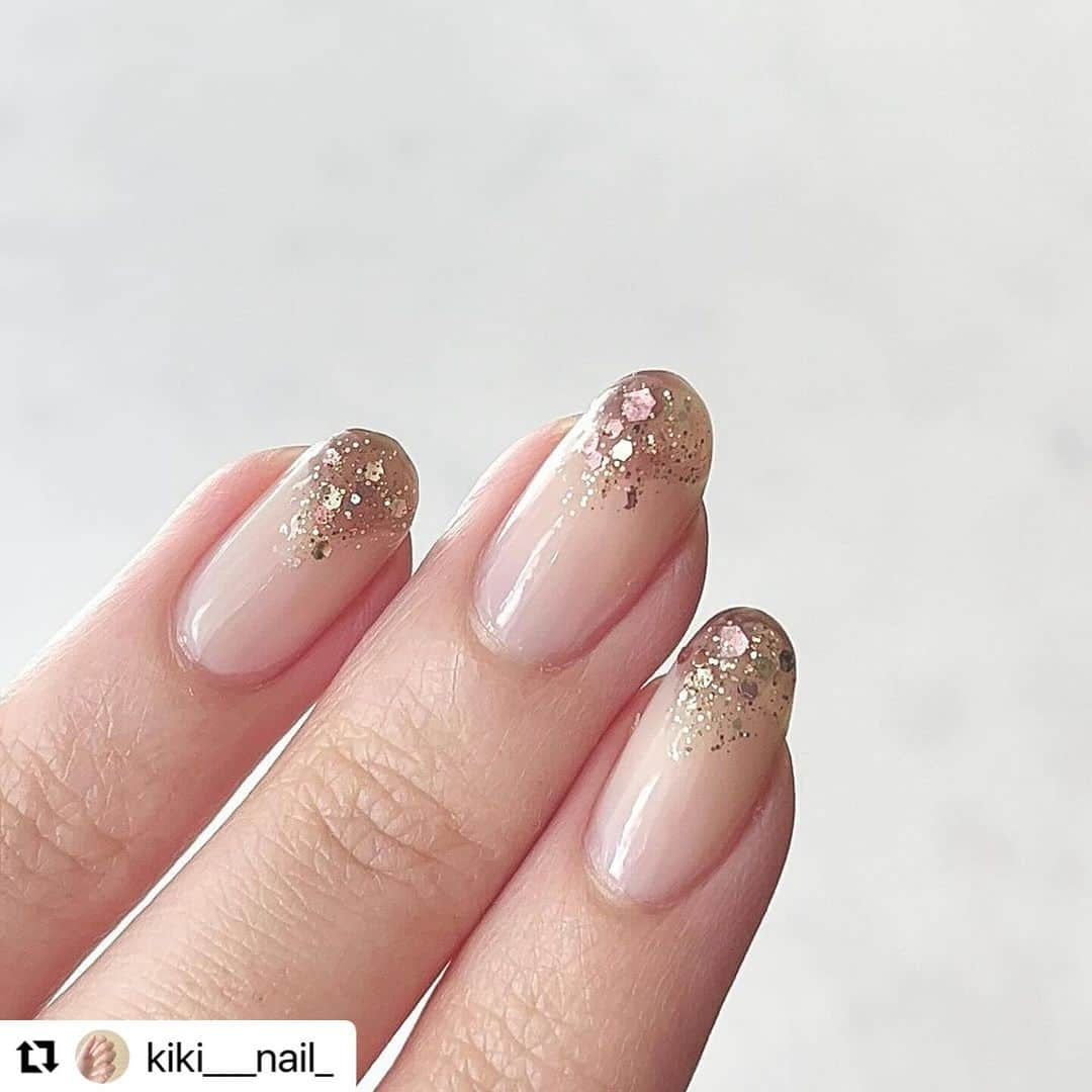 【PLANET NAIL（プラネット ネイル）】公式さんのインスタグラム写真 - (【PLANET NAIL（プラネット ネイル）】公式Instagram)「✰✰✰ ━━━━━━━━━ @kiki___nail_ さま♡  PLANETNAIL ラメネイル PLB17 運命の女神 を使ったゆびさきキラキラネイルデザインの ご紹介ありがとうございます😌🩷  一目みた瞬間から 『すき』って思わず伝えたくなっちゃう♡ シンプルなんだけど洗練されていて デザインも可愛い🩷 バランス最高だなって想いました♡  ぜひぜひみなさま まねっこしてみてください♡ ╍ ╍ ╍ ╍ ╍ ╍ ╍ ╍ ╍ ╍ ╍ ╍ ╍ ╍  . .  冬っぽくきらきらネイル❄︎  ▼使用ポリッシュ @planet.jp  運命の女神  @canmaketokyo  N71  @ducato_nail  N55  #セルフネイル #セルフネイル記録 #ポリッシュ #ポリッシュネイル #ネイル #シンプルネイル #プチプラネイル #ネイルデザイン #nails #selfnail #naildesign #セルフネイル部 #マニキュア #セルフネイル初心者 #プラネットネイル #デュカートネイル #キャンメイク #キャンメイクネイル #冬ネイル」12月14日 15時11分 - planet.jp