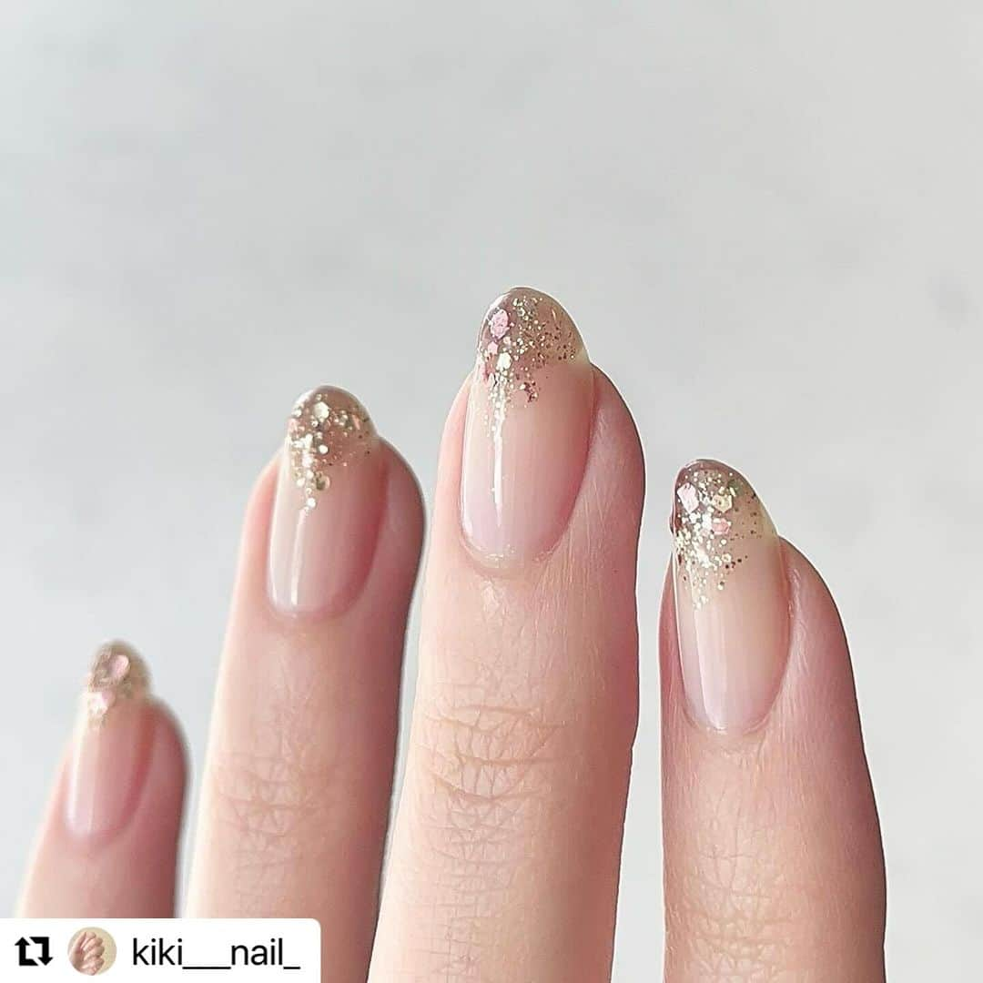 【PLANET NAIL（プラネット ネイル）】公式さんのインスタグラム写真 - (【PLANET NAIL（プラネット ネイル）】公式Instagram)「✰✰✰ ━━━━━━━━━ @kiki___nail_ さま♡  PLANETNAIL ラメネイル PLB17 運命の女神 を使ったゆびさきキラキラネイルデザインの ご紹介ありがとうございます😌🩷  一目みた瞬間から 『すき』って思わず伝えたくなっちゃう♡ シンプルなんだけど洗練されていて デザインも可愛い🩷 バランス最高だなって想いました♡  ぜひぜひみなさま まねっこしてみてください♡ ╍ ╍ ╍ ╍ ╍ ╍ ╍ ╍ ╍ ╍ ╍ ╍ ╍ ╍  . .  冬っぽくきらきらネイル❄︎  ▼使用ポリッシュ @planet.jp  運命の女神  @canmaketokyo  N71  @ducato_nail  N55  #セルフネイル #セルフネイル記録 #ポリッシュ #ポリッシュネイル #ネイル #シンプルネイル #プチプラネイル #ネイルデザイン #nails #selfnail #naildesign #セルフネイル部 #マニキュア #セルフネイル初心者 #プラネットネイル #デュカートネイル #キャンメイク #キャンメイクネイル #冬ネイル」12月14日 15時11分 - planet.jp