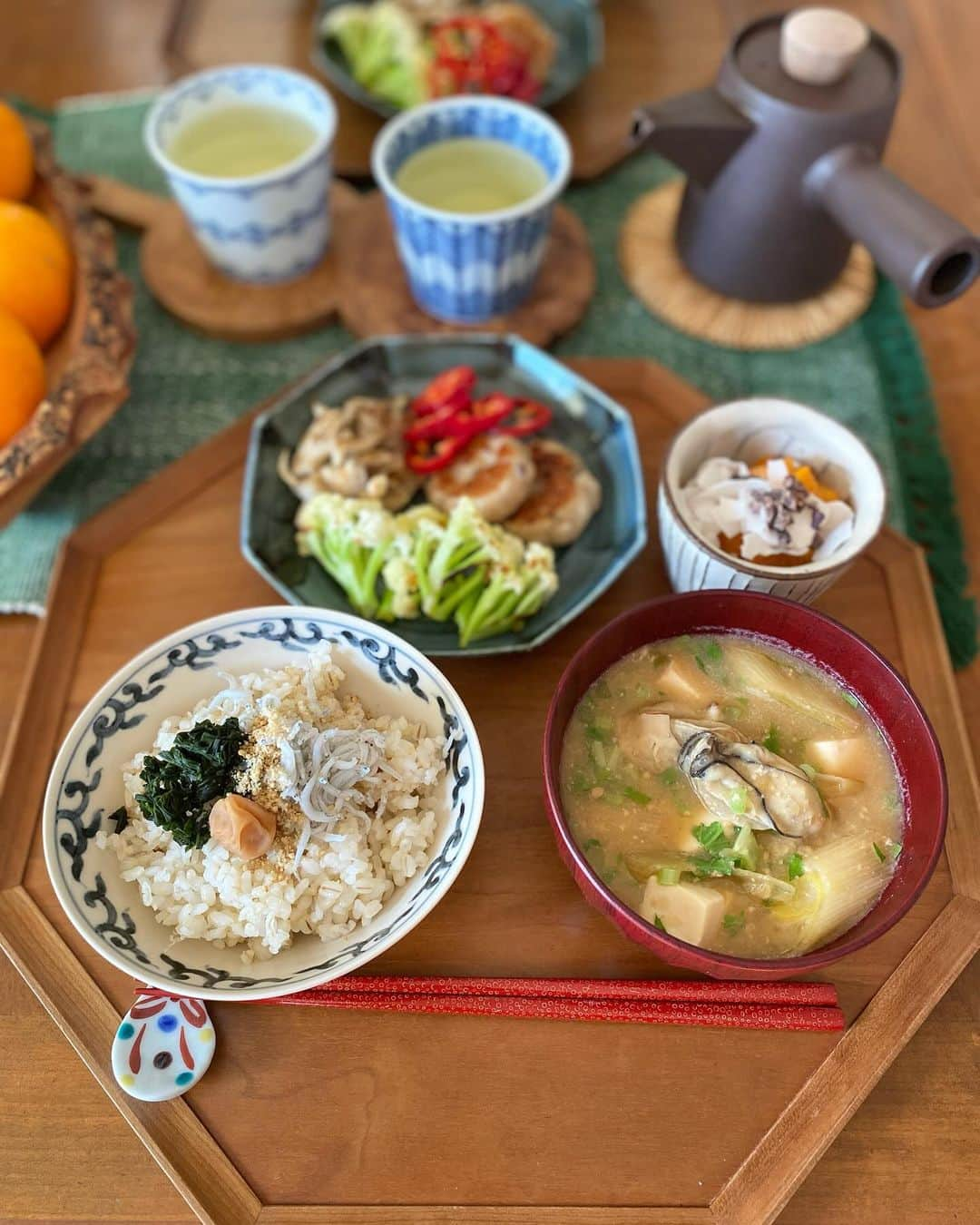 kokochiyoiさんのインスタグラム写真 - (kokochiyoiInstagram)「2023/12/14 木曜日の朝ごはん🍚🥢  ・わかめ、しらす、梅、すりごまの 　三分付き+もち麦ごはん🍚 ・牡蠣と長ネギ、お豆腐に 　畑の間引き大根菜の酒粕味噌汁🦪  ・鶏つみれ焼き(長ネギ＆椎茸入り) ・カリフローレ(細長カリフラワー)グリル ・舞茸のグリル ・抗酸化を狙う😎生赤ピーマン✨  ・柿の豆乳グルト  今朝は私の好きなWかき❤️ 牡蠣＆柿で最高に幸せ…  酒粕は昨日八海山の酒粕を買って 使ってみたのだけど、 これもまためちゃくちゃおいしい…🥹 なめらかで溶けやすいのもいい❤️  大根菜が好きすぎる私は、 借りてる畑の間引き大根菜(無農薬)を フル活用。 菜飯、じゃこふりかけ、お味噌汁… ほぼ何にでも入れてます😊  今日もごはんがおいしい❗️  ↓#本日のうつわ(一部) 柿豆乳グルトのうつわは #岩﨑晴彦 さん😊 岩﨑さんのうつわは、 あたたかみがあって使いやすくって、 微細な気配りが感じられて、 長く長く使えるものばかり。 このうつわも、 がしがし使ってます🥰  #うつわ好き #まごわやさしいごはん #もち麦」12月14日 15時30分 - kokochiyoi