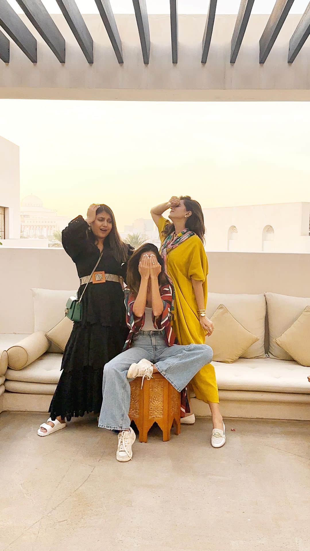Aakriti Ranaのインスタグラム：「Yeh ho kya raha hai bhai. Koi isko bandh karao 🤣  Comment below if you agree 🤣  #moyemoye #trending #funny #meme #reelsinstagram」