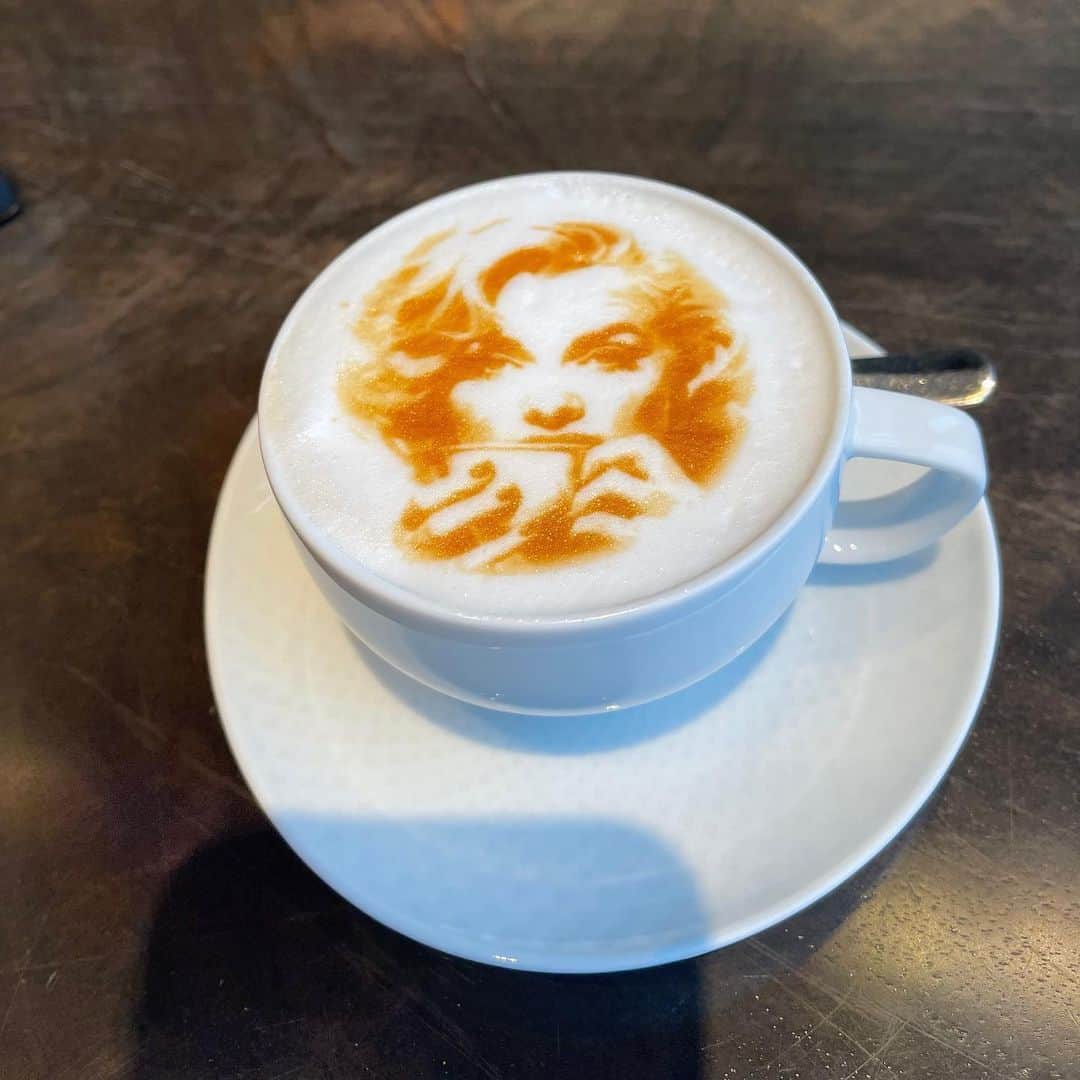 伊藤蘭のインスタグラム：「☕️ coffee break👍 色々と気忙しくなってくる時期ですが、 どんな時でもひと息ついて ほっこりTime必須で参りましょう❣️ ⁡ #伊藤蘭 #ランスタグラム #December✨ #coffeebreak #あたたかくしてお過ごしください💕 #風邪ひかないでくださいね😊」