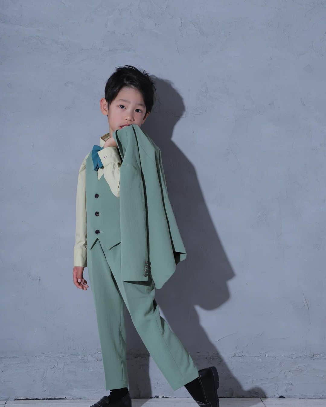 スタジオキャラット 松阪店さんのインスタグラム写真 - (スタジオキャラット 松阪店Instagram)「『model boy』 * 自然な仕草がまるでモデルさんのよう🫧 * * * * ーーーーーーーーーーーーーーーーーーーー @caratt.matsusaka  @claire_matsusaka_  photographer_m.kaya * * *」12月14日 15時51分 - caratt.matsusaka