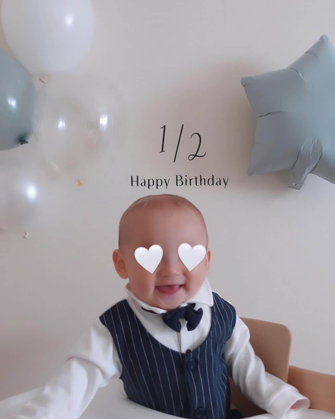 瀬賀しお（せがしぃ）のインスタグラム：「.  6month...🕊️ハーフバースデー🎂🎈  立派に座れるようになりました👏🏼✨ 座って、向き合って、笑い合える日々が幸せ☺️  そして生後5ヶ月で離乳食も始めました👶🏻🩵 もぐもぐ食べてる姿が本当に愛おしいよ😋 ̖́- 今のところ、トマトとバナナが満面の笑み🍌🍅♡  離乳食始めたばかりの時はなかなか食べてくれなくて わたしの作り方が悪いのかな？栄養大丈夫かな？ 食べるの嫌いだったらどうしよう... って泣きながら離乳食作った日もあったけど  焦っていた自分に反省💭 完食が目的ではなく 食べること、味を知ること、楽しむことが大事ですよね。  もっともっと一緒に楽しもう🤲🏼🌟  わたしも母として少しずつ成長させてもらってます✨  これからも最大級の愛情で🫶🏼♡ みんなで楽しく過ごしていこうね☺️  #男の子ママ #ママ #男の子ベビー #子育て #子育て日記 #生後6ヶ月 #離乳食 #ハーフバースデー」