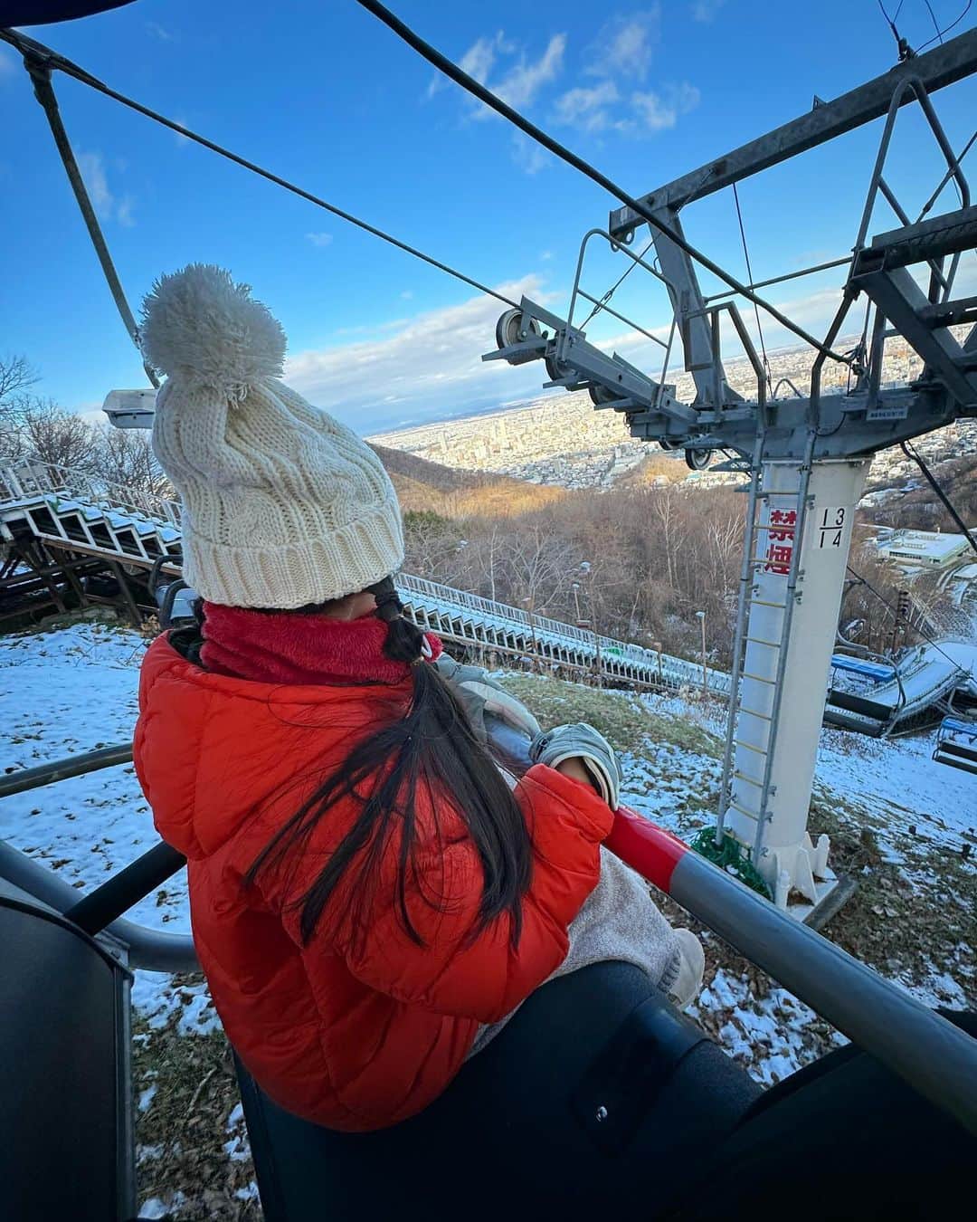 中村明花さんのインスタグラム写真 - (中村明花Instagram)「. 先日、北海道に行って来ました⛄️ 北海道に行くまでは、大雪のニュースにビクビクしていましたが…行ってみたら、まぁ良いお天気な事☀️ . 札幌の街中はすっかり雪も溶けて、私はホッとしましたが、雪遊びを楽しみにしていた娘はふてくされモード(笑) . という事で、ここなら雪が残っているんじゃないかと思い、一度行ってみたかった #大倉山ジャンプ競技場 に行ってきました。 . メインの雪があって娘は大喜び！実際のジャンプ台の迫力に私たちも大興奮！！ 下から見上げると迫力が凄くて思わず『うわぁ〜✨』と声がでたけど、上から覗くともう恐怖で声が出ませんでした(°▽°) . こんな高さからとべる選手の方達は、相当な努力と精神力あってなんだろなぁ。なんて、しみじみ浸っておりました🥹 . 展望台からは札幌を一望できて、これまた綺麗だったよ♪ . そして、思っていた以上に遊べたのが一緒の施設にある #札幌オリンピックミュージアム 。 オリンピックの歴史を見たり、競技を体験できるゲームも沢山あって、ここで大盛り上がり⛷️ . 娘と対決したりして、長い事ミュージアムで遊んでいました😆 . 外に出ても雪遊び開始して全然帰らないし、 どれだけ長い時間満喫させてもらったんだろう(笑) . 良い思い出になりました☺️ . . #北海道旅行 #札幌観光 #martweekender  #家族で過ごす週末  #ときめく週末  #雑誌Mart」12月14日 15時55分 - sayaka_nakamura3