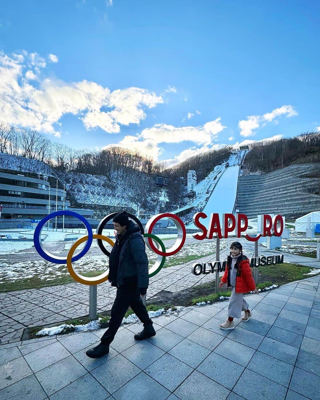 中村明花さんのインスタグラム写真 - (中村明花Instagram)「. 先日、北海道に行って来ました⛄️ 北海道に行くまでは、大雪のニュースにビクビクしていましたが…行ってみたら、まぁ良いお天気な事☀️ . 札幌の街中はすっかり雪も溶けて、私はホッとしましたが、雪遊びを楽しみにしていた娘はふてくされモード(笑) . という事で、ここなら雪が残っているんじゃないかと思い、一度行ってみたかった #大倉山ジャンプ競技場 に行ってきました。 . メインの雪があって娘は大喜び！実際のジャンプ台の迫力に私たちも大興奮！！ 下から見上げると迫力が凄くて思わず『うわぁ〜✨』と声がでたけど、上から覗くともう恐怖で声が出ませんでした(°▽°) . こんな高さからとべる選手の方達は、相当な努力と精神力あってなんだろなぁ。なんて、しみじみ浸っておりました🥹 . 展望台からは札幌を一望できて、これまた綺麗だったよ♪ . そして、思っていた以上に遊べたのが一緒の施設にある #札幌オリンピックミュージアム 。 オリンピックの歴史を見たり、競技を体験できるゲームも沢山あって、ここで大盛り上がり⛷️ . 娘と対決したりして、長い事ミュージアムで遊んでいました😆 . 外に出ても雪遊び開始して全然帰らないし、 どれだけ長い時間満喫させてもらったんだろう(笑) . 良い思い出になりました☺️ . . #北海道旅行 #札幌観光 #martweekender  #家族で過ごす週末  #ときめく週末  #雑誌Mart」12月14日 15時55分 - sayaka_nakamura3