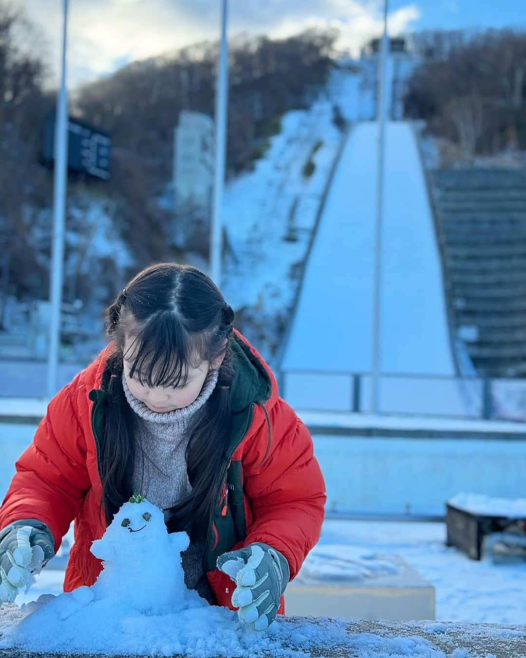 中村明花さんのインスタグラム写真 - (中村明花Instagram)「. 先日、北海道に行って来ました⛄️ 北海道に行くまでは、大雪のニュースにビクビクしていましたが…行ってみたら、まぁ良いお天気な事☀️ . 札幌の街中はすっかり雪も溶けて、私はホッとしましたが、雪遊びを楽しみにしていた娘はふてくされモード(笑) . という事で、ここなら雪が残っているんじゃないかと思い、一度行ってみたかった #大倉山ジャンプ競技場 に行ってきました。 . メインの雪があって娘は大喜び！実際のジャンプ台の迫力に私たちも大興奮！！ 下から見上げると迫力が凄くて思わず『うわぁ〜✨』と声がでたけど、上から覗くともう恐怖で声が出ませんでした(°▽°) . こんな高さからとべる選手の方達は、相当な努力と精神力あってなんだろなぁ。なんて、しみじみ浸っておりました🥹 . 展望台からは札幌を一望できて、これまた綺麗だったよ♪ . そして、思っていた以上に遊べたのが一緒の施設にある #札幌オリンピックミュージアム 。 オリンピックの歴史を見たり、競技を体験できるゲームも沢山あって、ここで大盛り上がり⛷️ . 娘と対決したりして、長い事ミュージアムで遊んでいました😆 . 外に出ても雪遊び開始して全然帰らないし、 どれだけ長い時間満喫させてもらったんだろう(笑) . 良い思い出になりました☺️ . . #北海道旅行 #札幌観光 #martweekender  #家族で過ごす週末  #ときめく週末  #雑誌Mart」12月14日 15時55分 - sayaka_nakamura3