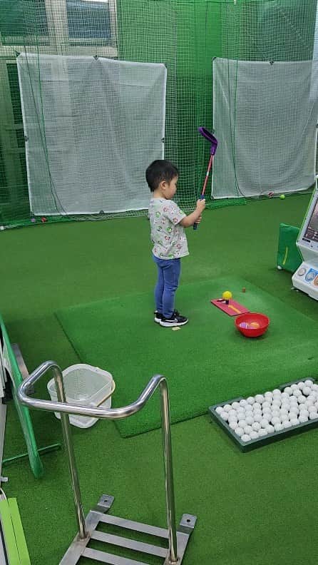 竹末裕美のインスタグラム：「習い事の中で1番好きみたい⛳  #ゴルフ#ジュニアゴルフ#ジュニアゴルファー#4歳#男の子#スナッグゴルフ #レッスン」
