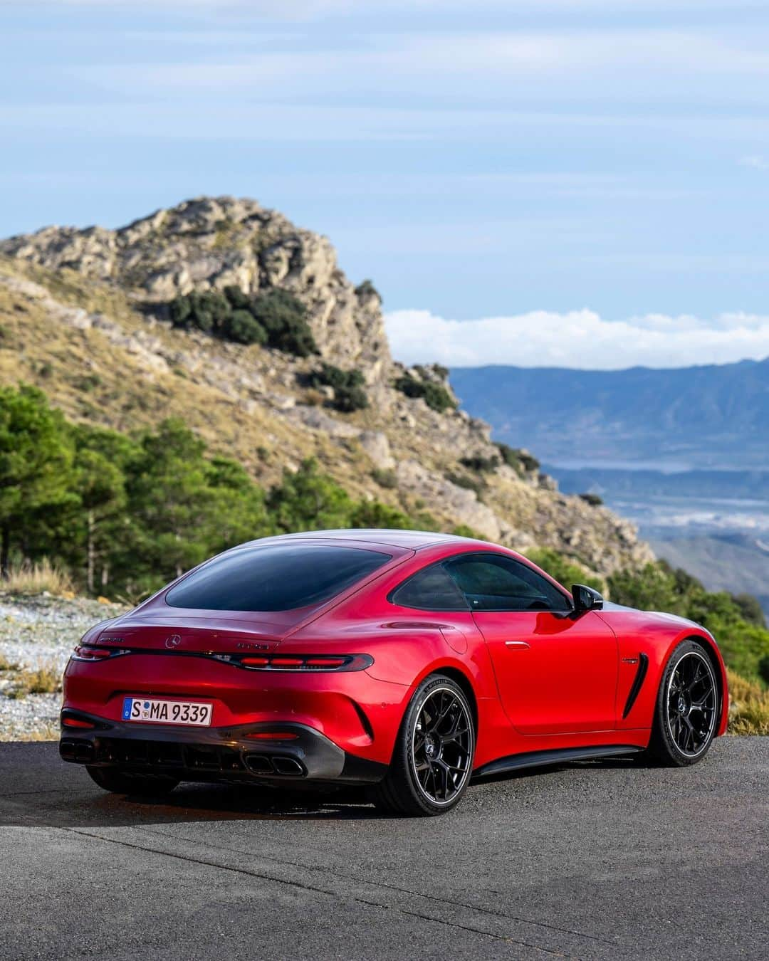 メルセデス・ベンツさんのインスタグラム写真 - (メルセデス・ベンツInstagram)「Take your adventures to the next level with the @mercedesamg #GT63 4MATIC+.  #MercedesBenz #MercedesAMG #GT  [Mercedes-AMG GT 63 4MATIC+ | WLTP: Kraftstoffverbrauch kombiniert: 14,1 l/100 km | CO₂-Emissionen kombiniert: 319 g/km | mb4.me/DAT-Leitfaden]」12月14日 16時00分 - mercedesbenz