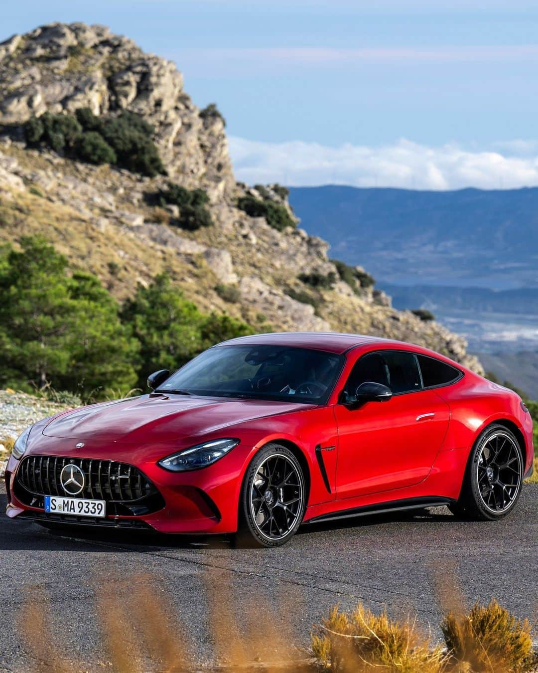 メルセデス・ベンツさんのインスタグラム写真 - (メルセデス・ベンツInstagram)「Take your adventures to the next level with the @mercedesamg #GT63 4MATIC+.  #MercedesBenz #MercedesAMG #GT  [Mercedes-AMG GT 63 4MATIC+ | WLTP: Kraftstoffverbrauch kombiniert: 14,1 l/100 km | CO₂-Emissionen kombiniert: 319 g/km | mb4.me/DAT-Leitfaden]」12月14日 16時00分 - mercedesbenz