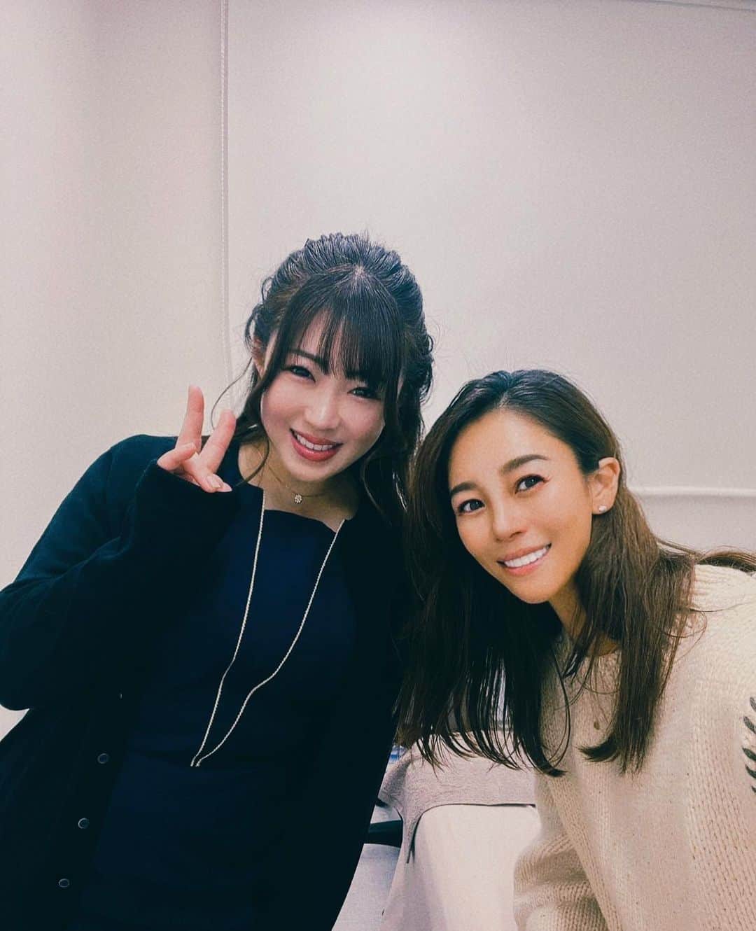大桑マイミのインスタグラム：「お友達の美容家🫶知佳さんプロデュースのクリニック🏥が遂にOPENしました☝️😁✨✨  @lifebeautyclinic_omiya  OPEN当日に行ってきましたよ〜 施術内容も豊富で、松本先生の的確なアドバイスと丁寧な正確な施術を受けられます。　本当先生！大事💓✨ とても安心😮‍💨して相談できるし、　アドバイスが的確。 しかも先生、優しくて綺麗。 スタッフの方、クリニックの雰囲気もとっもよかったです。  おめでとう✨ございます！  私はプロファイロを受けてきました。(プロファイロはプロ 角化細胞（肌の表層の細胞）繊維芽細胞（コラーゲンを増やす細胞）脂肪細胞（年齢とともに痩せる肌表面の脂肪細胞） を元気にしてくれるんだってー☝️✨アンチエージング🙌🏻  数日経ちましたが、くすみも改善し、肌のハリが蘇ってきました☝️✨ 乾燥パリパリ〜みたいなこの時期も元気に乗り越えられる。 happy」