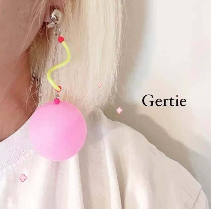 ぴよ。こぱ。のインスタグラム：「Gertie 〝カラフルbomb💣” 今までに作ったGertieのウネウネ＋○って同じデザインだけど、違うのは○が特大ってこと。 ゆらゆらさせたいから、繋ぎ目多め。 ツイッギー見てて、作りたいってなった。 ツイッギーのデッカイイヤリング。 ツイッギーって可愛い過ぎる。 #gertie #gertie新作」