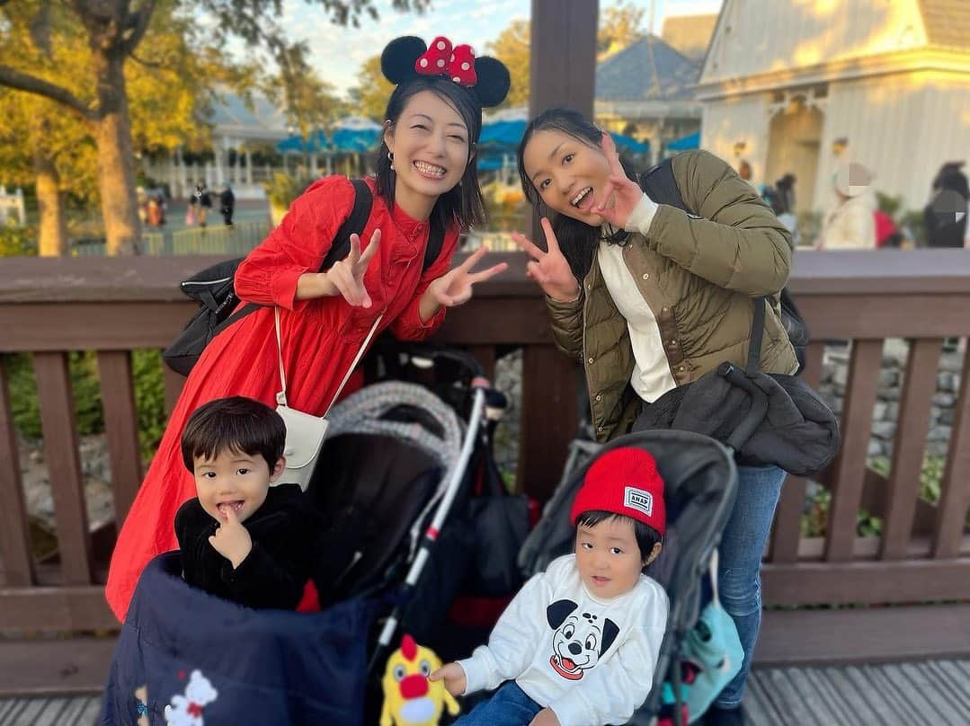 大湯みほさんのインスタグラム写真 - (大湯みほInstagram)「………  楽しかった✨ORIE & 息子くん　とのDisneyの思い出🏰🐭💕  今思い返しても✨幸せすぎる時間でしたぁ🥺✨✨  ORIEの次男くんが優しくリードしてくれたのもあり、坊やが👶こんなに待ち時間にグズらなかったのは、初めてなくらいで、1番ちゃんと楽しめたんじゃないかなぁ💕  2人とも、イッツアスモールワールド✨✨では目をキラキラ🤩輝かせたり、ジャングルクルーズでは🐘🦁動物たちにドキドキしながらも勇敢な姿を見せてくれたり、ジャンボリーミッキーでは🐭大人がびっくりするほど❗️2人とも踊れてたり💕笑　  そんな姿を見ながらのDisneyは、本当に忘れられない思い出になったね😌また、行けたらいいなぁ💕  まだまだ、載せきれていないお写真があるので、また少しずつアップしていきます〜✨」12月14日 16時12分 - nukazukemiho0320