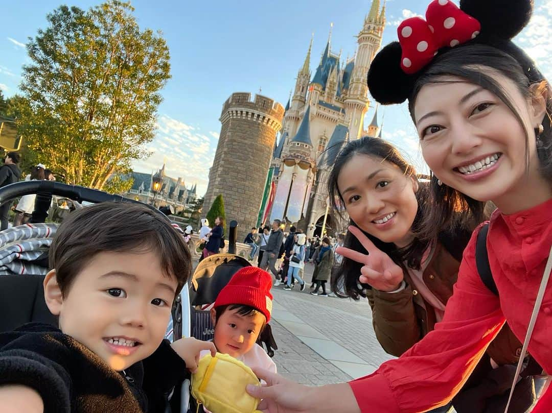 大湯みほさんのインスタグラム写真 - (大湯みほInstagram)「………  楽しかった✨ORIE & 息子くん　とのDisneyの思い出🏰🐭💕  今思い返しても✨幸せすぎる時間でしたぁ🥺✨✨  ORIEの次男くんが優しくリードしてくれたのもあり、坊やが👶こんなに待ち時間にグズらなかったのは、初めてなくらいで、1番ちゃんと楽しめたんじゃないかなぁ💕  2人とも、イッツアスモールワールド✨✨では目をキラキラ🤩輝かせたり、ジャングルクルーズでは🐘🦁動物たちにドキドキしながらも勇敢な姿を見せてくれたり、ジャンボリーミッキーでは🐭大人がびっくりするほど❗️2人とも踊れてたり💕笑　  そんな姿を見ながらのDisneyは、本当に忘れられない思い出になったね😌また、行けたらいいなぁ💕  まだまだ、載せきれていないお写真があるので、また少しずつアップしていきます〜✨」12月14日 16時12分 - nukazukemiho0320