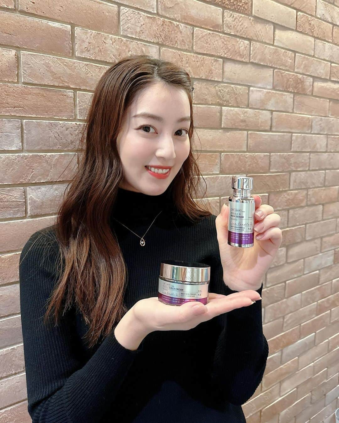 松原伊予菜さんのインスタグラム写真 - (松原伊予菜Instagram)「'  @vtcosmetics_japan @vtcosmetics_spot @vtcosmetics_review 角層のうるおいを保ち角層すみずみまでしっとり保湿ケア🧴 肌のハリ•弾力感に働きかけふっくらボリュームのある素肌へ導く！ CICA REEDLEが配合され、キメを整え角層への浸透力をサポート✨  今年の冬はなんだか特に乾燥が気になっていて。。 REEDLE S RICHラインは保湿力が高くて嬉しい🥺💜 そしてとってもいい香り🩰🫧 リードルシリーズだけどコレはチクチクしないから チクチクが苦手な人も使いやすいかなと思います👍🏻´-  #PR#VT#1日1cica#リッチライン#エッセンス#VTエッセンス#弾力ケア#エイジングケア#リードルショット#毛穴悩みケア#肌のキメ改善#揺らぎ肌ケア#韓国コスメ#スキンケア#美容針#針美容#針美容液#韓国#xmas」12月14日 16時13分 - iyona_147