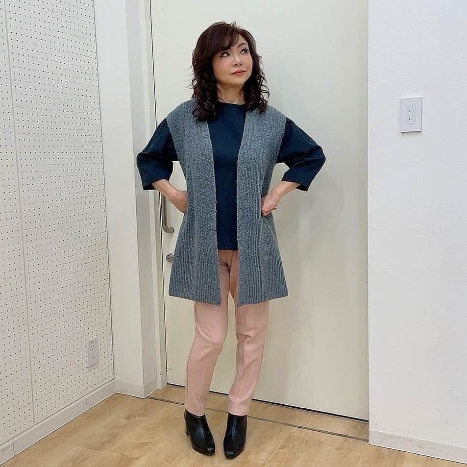 モモコのインスタグラム：「大人可愛い服が沢山あるLiSA LiSAさん❗️ 12月9日のあさパラSでも着ましたよー💕 とても着やすいニットジレです☺️ パンツも綺麗な形でした❗️  ⭐️ベスト《ホールガーメントウール混ニットジレ(グレー)》 ⭐️パンツ《コスミカルウォームスティックパンツ(グレイッシュピンク)》  #ハイヒールモモコ #👠 #👠🍑 #CHANEL #シャネラー #グルメ #アメブロ #YouTube #モモコ新聞 #あさパラS #衣装 #テレビ衣装 #芦屋リサリサ #LiSALiSA #大人可愛い服 #洋服 #ニットジレ #ベスト #パンツ」