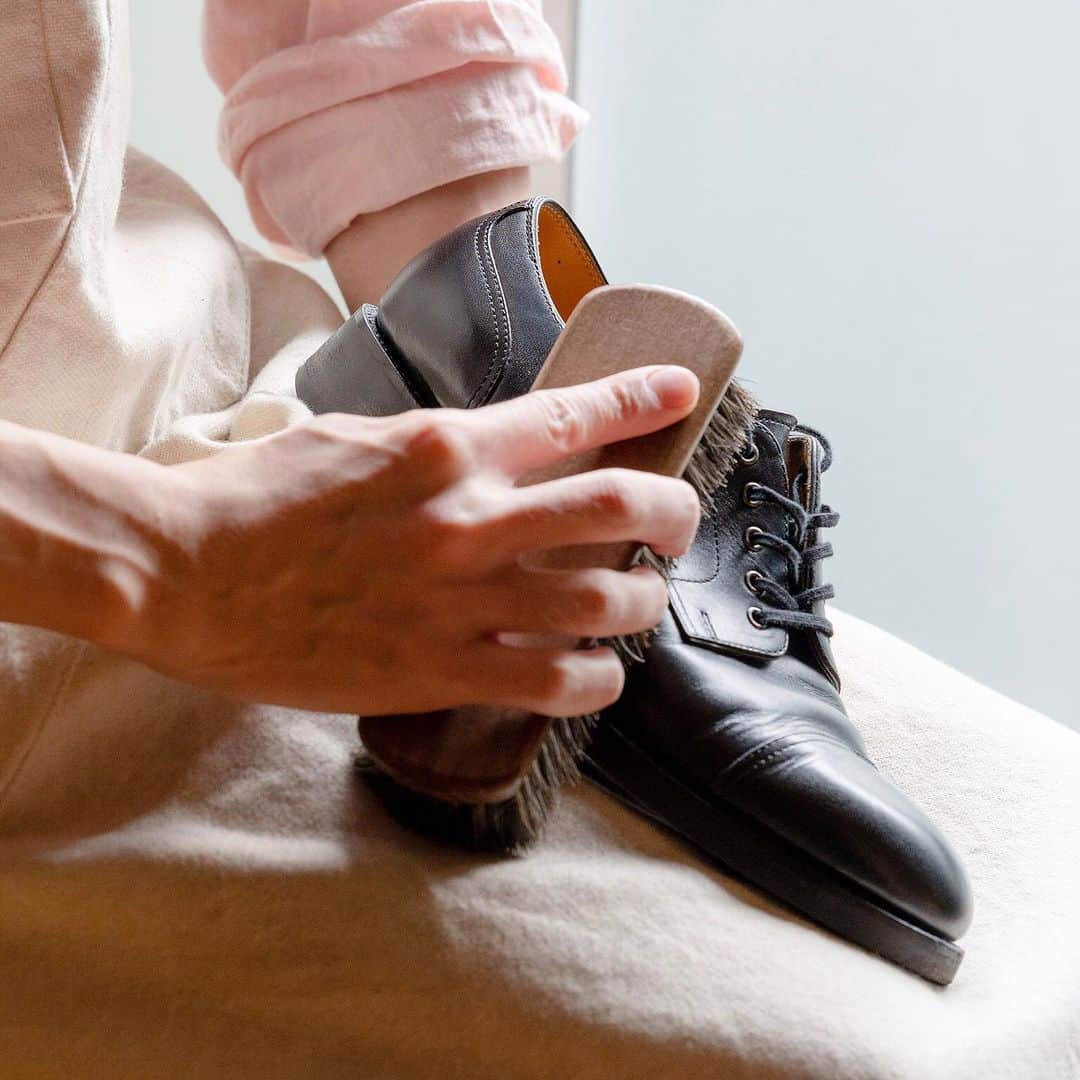 m.mowbrayのインスタグラム：「時間をかけなくても、靴は綺麗に磨ける . . . 愛着があるアイテムは時間をかけ、手間をかけたくなります。  では靴のケアはどうなのでしょうか。 今回はケアにかける時間のポイントをご紹介！  ————— @｜ハイライト ▶▶▶手間と時間 —————  #靴磨き  #靴修理  #靴を磨けば未来も輝く #買えない価値が輝き出す #靴磨きは価値磨きです #ケアの時間 #ムラなく磨く #時間をかけない」