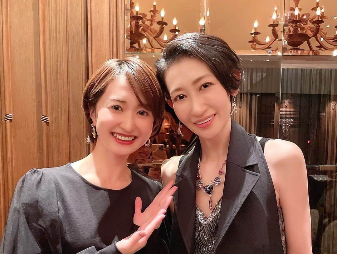 未涼亜希さんのインスタグラム写真 - (未涼亜希Instagram)「18:00の回に来てくださった方々は、、  1枚目は花組時代に一緒に舞台に立ってた仲間たち🍀  紫陽レネちゃん、白華れみちゃん、桜帆ゆかりちゃん🌸 (残念ながら、はるちゃんとは写真撮れず😣)  れみちゃんはコンサートにゲスト出演してもらってたり、日本滞在中にお茶行ったりしてたのですが、レネちゃん、ちゃほとは本当にお久しぶりで💦  お互い元気な姿で再会できたことが嬉しいです😃  そして、、  雪組の仲間たち❄️  透水さらさちゃん、星乃あんりちゃん、蒼井美樹ちゃん、澄風なぎちゃん✨  ゆきえ、あんりちゃんも以前コンサートにゲスト出演してくれて私を支えてくれた方々🎤 (ゆきえっ！ツーショット撮り忘れたよぉっ😭)  りょーこちゃんとたっくは在団中にお手伝いをしてくれて色々と助けてもらってました🙏🏻💦  みんなのわちゃわちゃ感が好きだから全部載せちゃう🤭  18:00の回はわちゃわちゃな楽しいメンバーと、1回目以上に期待の眼差しで見て下さった(😂💦)お客さまに見守られながら「千秋楽」として幕を閉じました🙇🏻  皆さま、本当にありがとうございました🙏🏻 ・ ・ ・ #オーストリア #ウィーン #ヨーロッパ #朗読劇 #シャーロックホームズの冒険 #ボヘミアの醜聞 #真野すがた  #紫陽レネ さん #白華れみ さん #透水さらさ さん #桜帆ゆかり さん #星乃あんり さん #蒼井美樹 さん #澄風なぎ さん #ありがとう 😘 #yumi #yumiwien #未涼亜希」12月14日 16時22分 - yumioffice