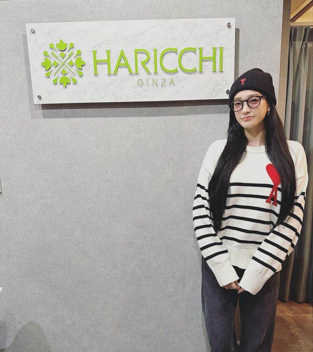 太田麻美のインスタグラム：「昨日は、以前からずっと気になっていた美容鍼 『HARICCHI』 @ginza_haricchi へ行ってきました🪡✨  しっかりとカウセリングを行い、顔や身体の気になる所を伝えて丁寧に説明していただき1番合う施術をしていただきました。 今回撮影が近かったので顔には鍼はやらない施術となりましたが、それでもしっかりアプローチしてくれて終わった後、顔は引き締まりリフトアップされました✨ 頭や身体に針を刺して身体はほぐれて軽くなりとてもスッキリ✨痛みはなくて、電気を流しながらとても心地良くてとにかく気持ち良かったです✨ またメンテナンスで行きたいと思います☺︎  #haricchi #amiparis #ハリッチ #美容鍼 #美容」