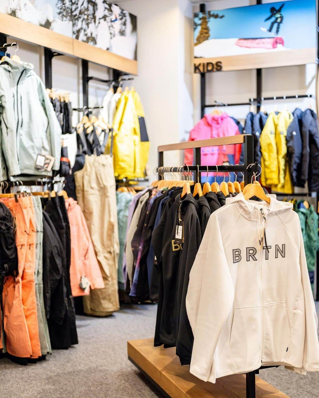 Burton Japanさんのインスタグラム写真 - (Burton JapanInstagram)「今週末 12月16日(土)にBurton Store Hakuba Goryuがリニューアルオープン！新しくなったストアでは、人気のスノーボードやSTEP ON®︎などのハードグッズはもちろん、アウターウェアやアクセサリーなどのソフトグッズまで幅広く取り揃えています。リゾート内にあるストアなので、万が一アイテムを忘れてしまった場合もBurtonストアに行けば解決です！さらに、ボードやSTEP ON®︎が試せるテストライドも実施しているので、Burtonの最新ギアもレンタル可能。雪が降った日には気になってたFamily Treeの新作に乗ってみるなんてのもアリですね！経験豊富でスノーボード大好きなスタッフがお待ちしておりますので白馬近辺に滑りに行く際は、ぜひお立ち寄りください！📸: @forestlogd  #Burton #Snowboarding #Burtonストア」12月14日 16時25分 - burtonjapan