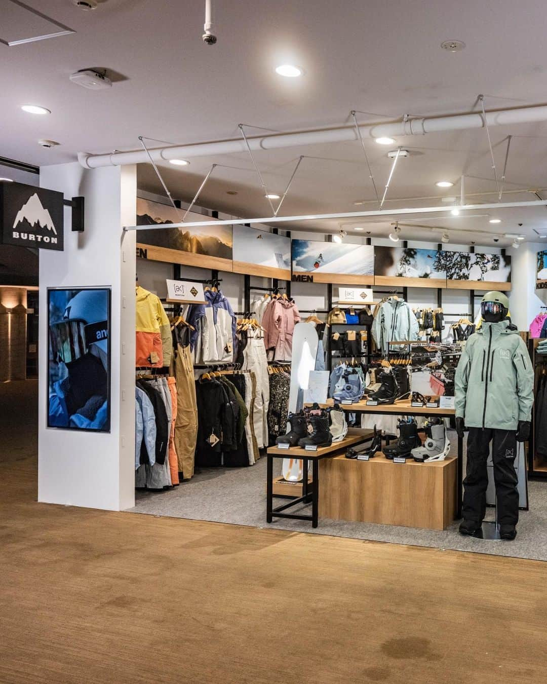 Burton Japanさんのインスタグラム写真 - (Burton JapanInstagram)「今週末 12月16日(土)にBurton Store Hakuba Goryuがリニューアルオープン！新しくなったストアでは、人気のスノーボードやSTEP ON®︎などのハードグッズはもちろん、アウターウェアやアクセサリーなどのソフトグッズまで幅広く取り揃えています。リゾート内にあるストアなので、万が一アイテムを忘れてしまった場合もBurtonストアに行けば解決です！さらに、ボードやSTEP ON®︎が試せるテストライドも実施しているので、Burtonの最新ギアもレンタル可能。雪が降った日には気になってたFamily Treeの新作に乗ってみるなんてのもアリですね！経験豊富でスノーボード大好きなスタッフがお待ちしておりますので白馬近辺に滑りに行く際は、ぜひお立ち寄りください！📸: @forestlogd  #Burton #Snowboarding #Burtonストア」12月14日 16時25分 - burtonjapan