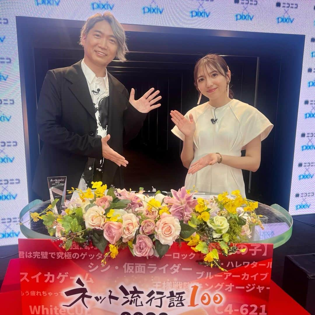 森遥香のインスタグラム：「. 今年も司会を担当させていただきました ネット流行語100表彰式 もはや私の中では年の瀬の風物詩になりつつあります。  今年は薩摩ホグワーツやゲッターなど ネットミーム誕生の裏側などのお話も伺えて とても興味深かったです。 何かと何かを掛け合わせるととんでもない流行が誕生する 可能性を感じました。 . 今年も隣で頼りにさせていただいた小西克幸さんと 2枚目はひき肉ですポーズ。 (放送中は全力でやり切りました) 盛り上げてくださったユーザーのみなさん、 お力添えいただいた関係者の皆様に感謝申し上げます🙇‍♀️ . . dress: @anuans.official 以前買ったものですがシルエットが好きです👗 . . #ネット流行語100#ネット流行語#pixiv#ニコニコ#アナウンサー#アナウンサー衣装#小西克幸 さん . .」