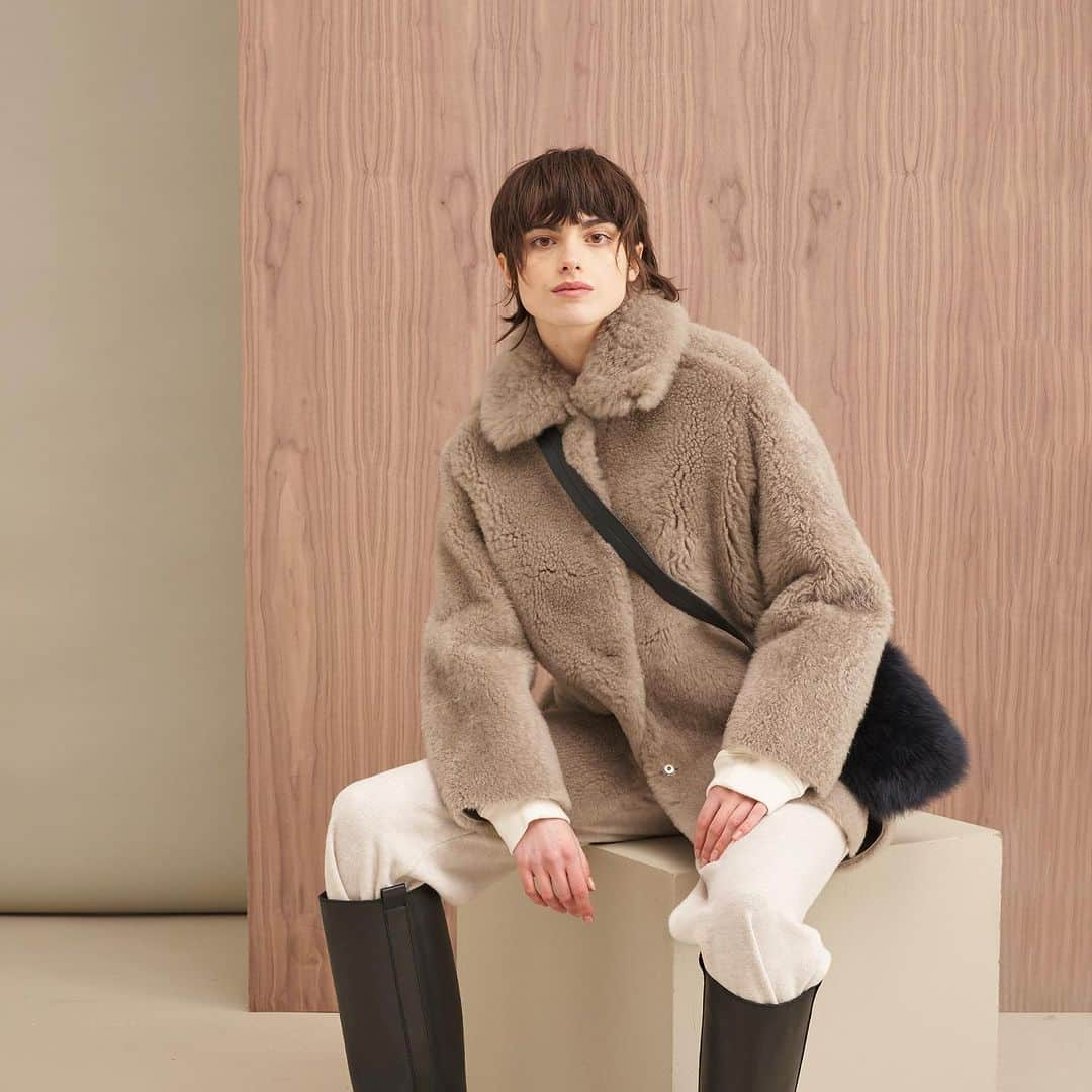 カールドノヒューのインスタグラム：「Our shearling midi coat in ‘Andes’ teamed with our foxy shearling bag in ‘Baltic’. Effortless, made to last. #luxuryforlife #fashion #luxury #shearling #cashmere #winteroutfit #aw23」