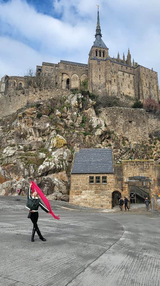 メリティナ・スタニウタのインスタグラム：「Remembering how I was watching documentary about Mont Saint Michele 15 years ago ... here I am 😇  #France #travel #montsaintmichel」