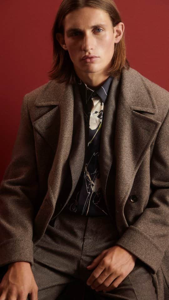 ラファエルカルーゾのインスタグラム：「Soft winter layering with a neo-romantic twist.  #carusomenswear #fw2324 #playfulelegance」