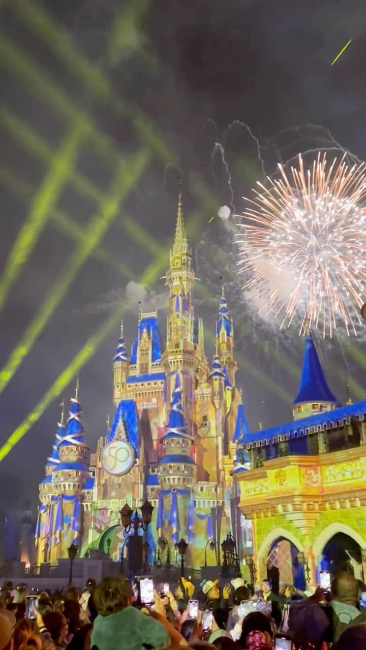 ききまるのインスタグラム：「【ウォルト・ディズニー・ワールド50周年】  『The World’s Most Magical Celebration』  2023年春までやってたショーをギリギリ見れたんだよね 今更ながら思い出として載せておく🥲🩷 . . 来年の2月にも違うショー見れると思うとほんとヤバい。 . #フロリダ　#フロリダユニバ #フロリダ旅行 #アメリカ🇺🇸 #オーランド　#世界旅行　#海外旅行　#渡米 #海外旅行好きな人と繋がりたい #海外旅行大好き #japanesegirl #japanese #タビジョ　#女子旅　#女子旅行　#フロリダディズニー　#ディズニーワールドフロリダ # #海外ディズニー #wdw50thanniversary #wdw50 #wdw #wdw #theworldsmostmagicalcelebration」