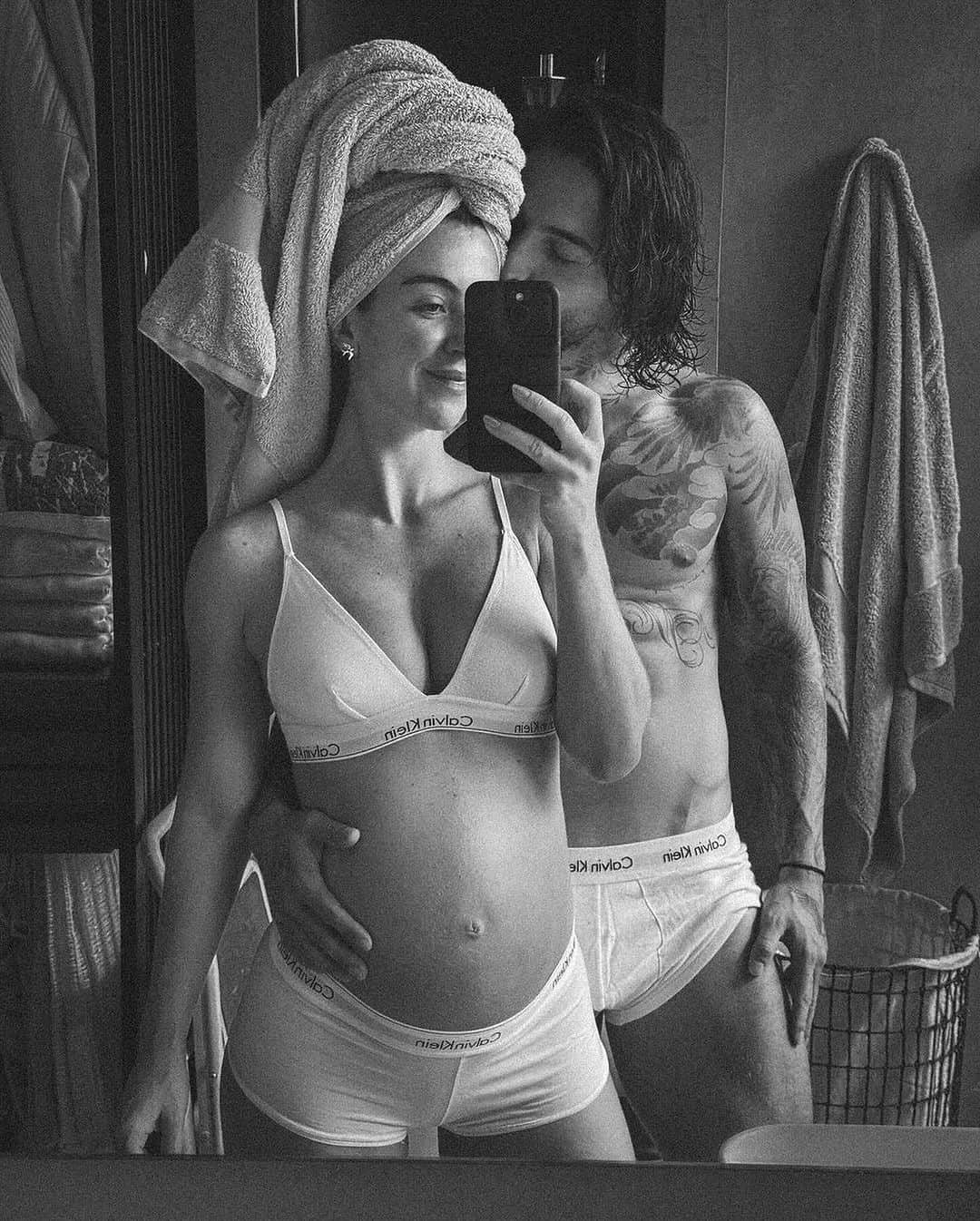 Hugo Glossのインスタグラム：「Uma baby para o Maluma baby! 💕 Nesta quarta (13), o cantor compartilhou novas fotos ao lado da namorada, Susana Gomez, e fez uma declaração para a filhota. E o forninho já tá bem grande, viu?! “Obrigado por nos escolher”, escreveu o mais novo papai do pedaço. Que amor, né?! Agora temos o Maluma daddy também! Kkkk (📸: @maluma)」