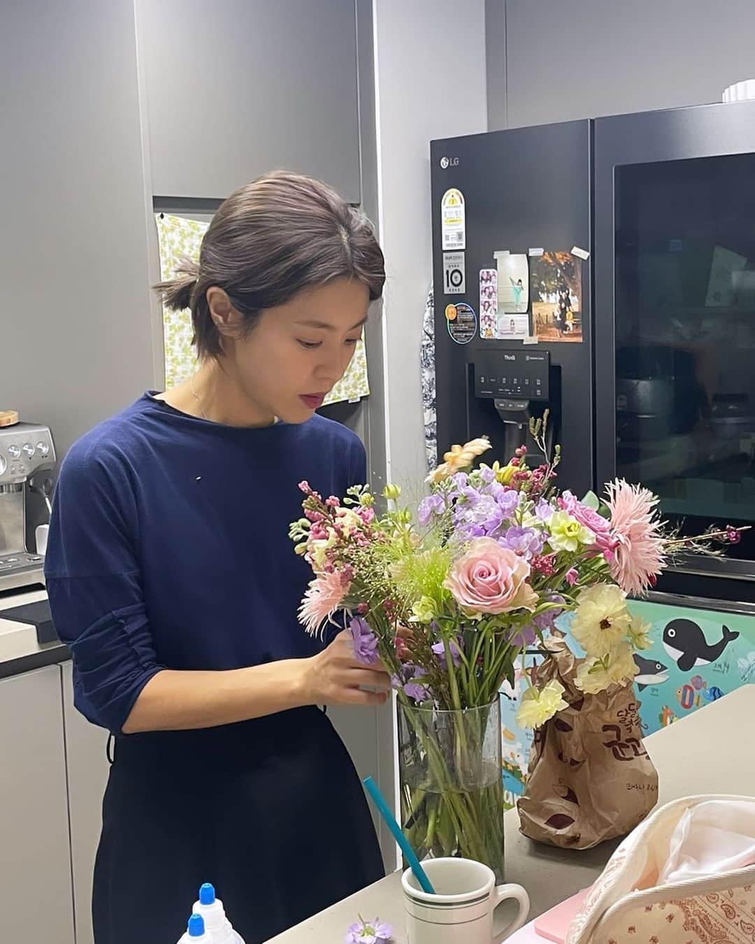 イ・ユンジのインスタグラム：「군고구마와꽃. #그대들이밤안녕하시기를」