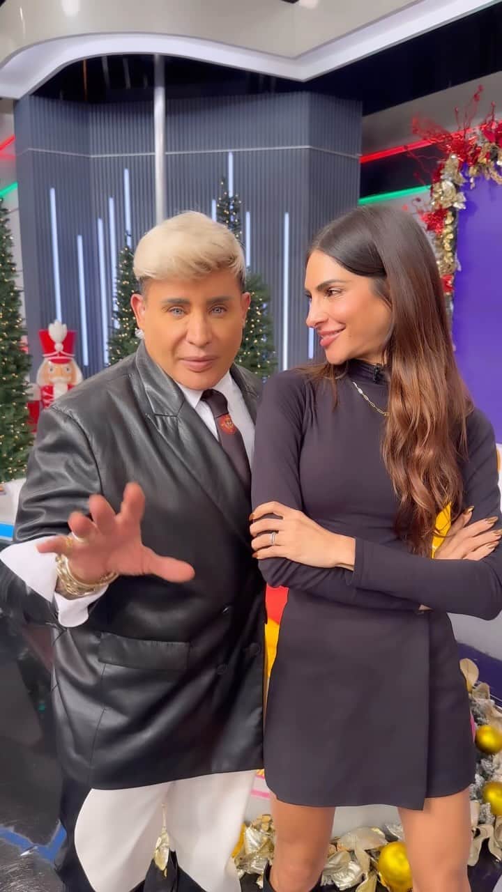 アレハンドラ・エスピノーザのインスタグラム：「¡Familia hoy nos acompaña @AlejandraEspinoza y @ElDivodePlacetas! 💥💣 Un show lleno de sorpresas que no te puedes perder a las 2pm/1c por @Univision 😎🔥」