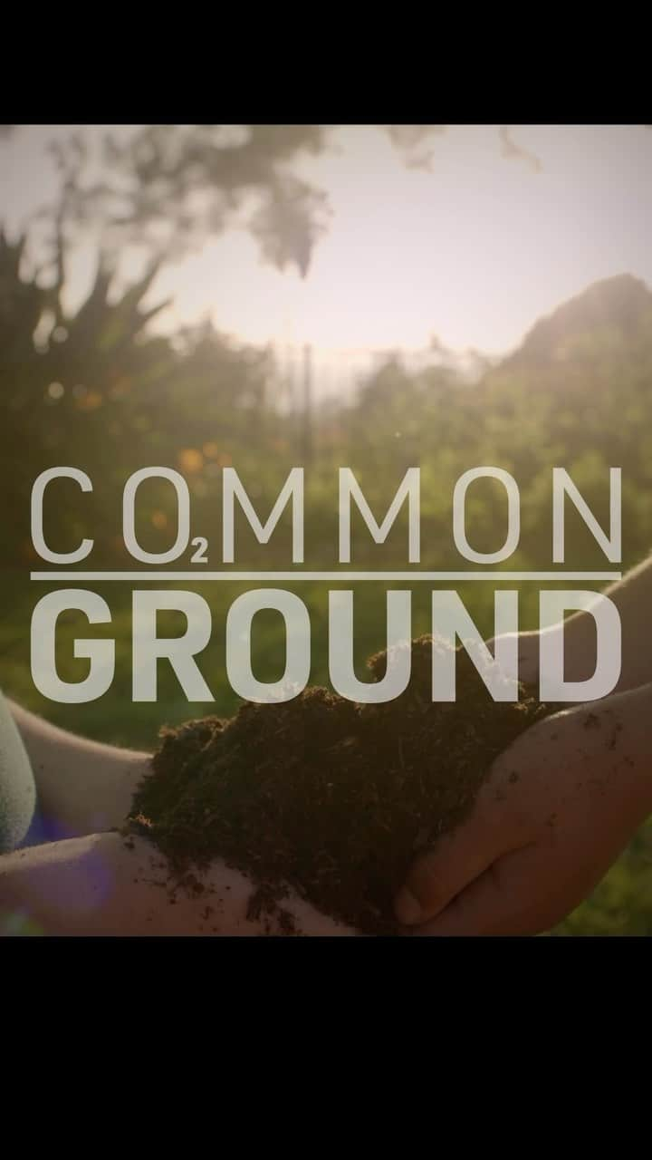 ジェイソン・モモアのインスタグラム：「Friends, for those of you in LA and NYC and Santa Barbara who are involved in awards season for films, I want to share that Common Ground is awards eligible and I’m putting this video out for your consideration. This movie that’s the culmination of 13 years of passion from the moment I stepped onto Alan Savory’s land in Africa where he and his team turned the desert into an oasis until today. This film shows us how we can reverse climate change, bring deserts back to life and give our children a safe future. I cannot emphasize the importance of this film enough. Watch this incredible new video that shows the film sweeping the nation, share it with everyone and let people know that @commongroundfilm will soon be available everywhere - and , if you’re in a position to do so, consider this film not only because it’s a great documentary but because it will have a meaningful impact on the future.」