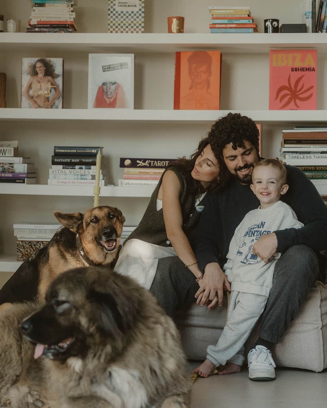 アメリカンビンテージさんのインスタグラム写真 - (アメリカンビンテージInstagram)「Family moments with @albausart captured by @studio.its! Which one is your favourite? We just can't choose because they're all too cool 🐕🤍🦕  #americanvintage #family #amvfamily #amvfriends #justforcoolkids #familyphotoshoot #familyportraits」12月15日 2時30分 - americanvintage_officiel